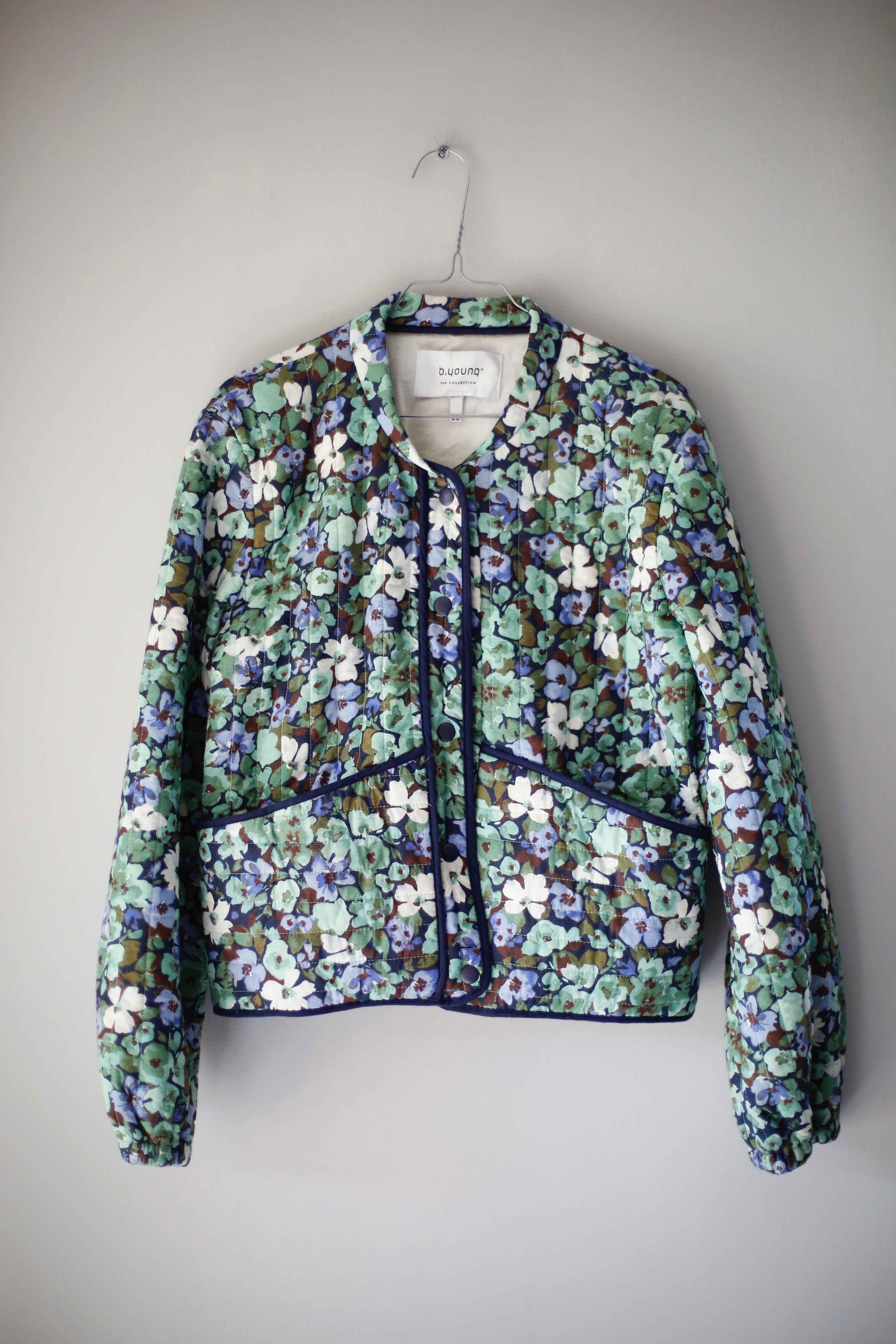B.young the collection Jacke 38 M dänisch Blumen geblümt blau grün Steppjacke Blazer