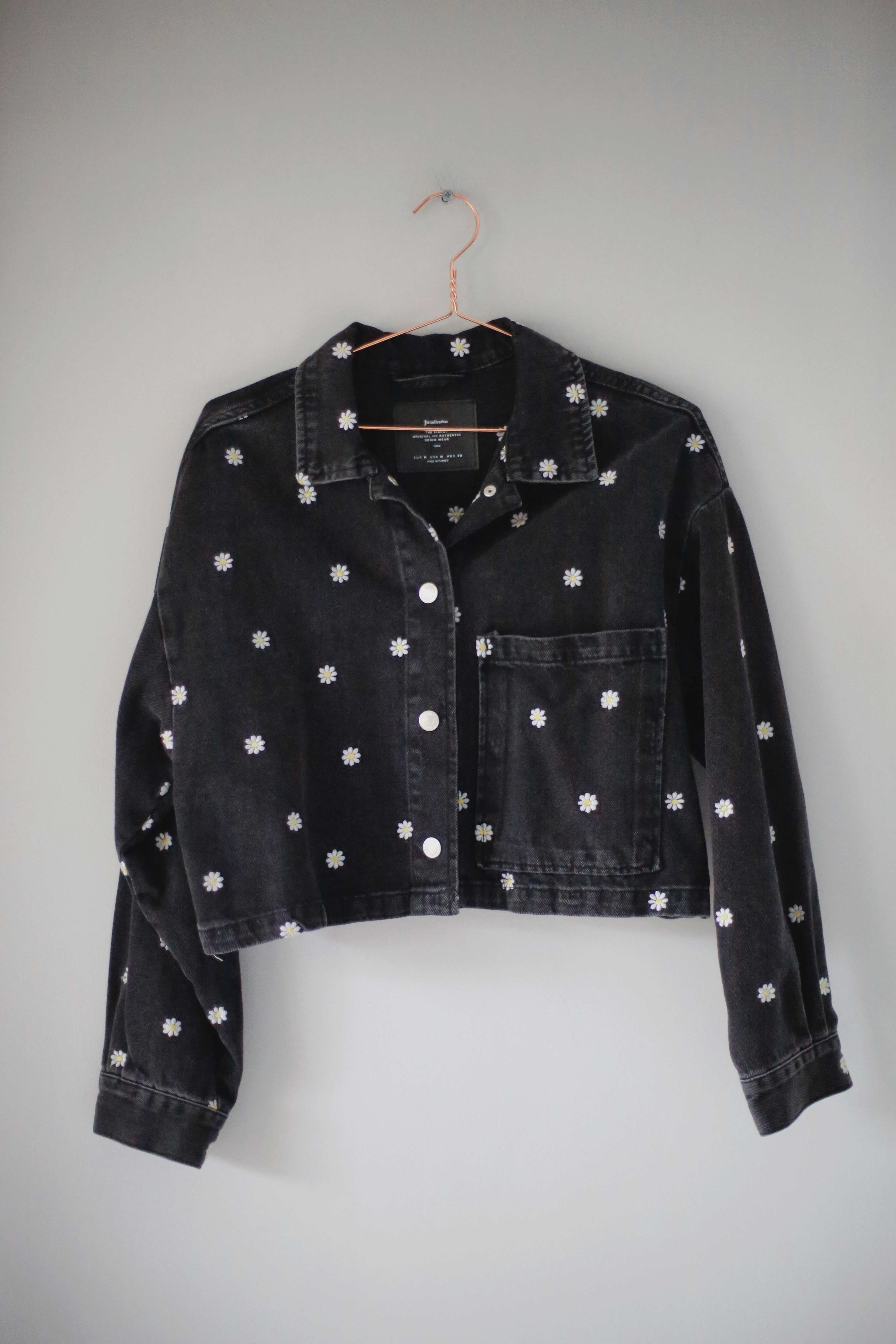 Stradivarius Jeansjacke grau bestickt Jacke 38 M Blumen Gänseblümchen cropped