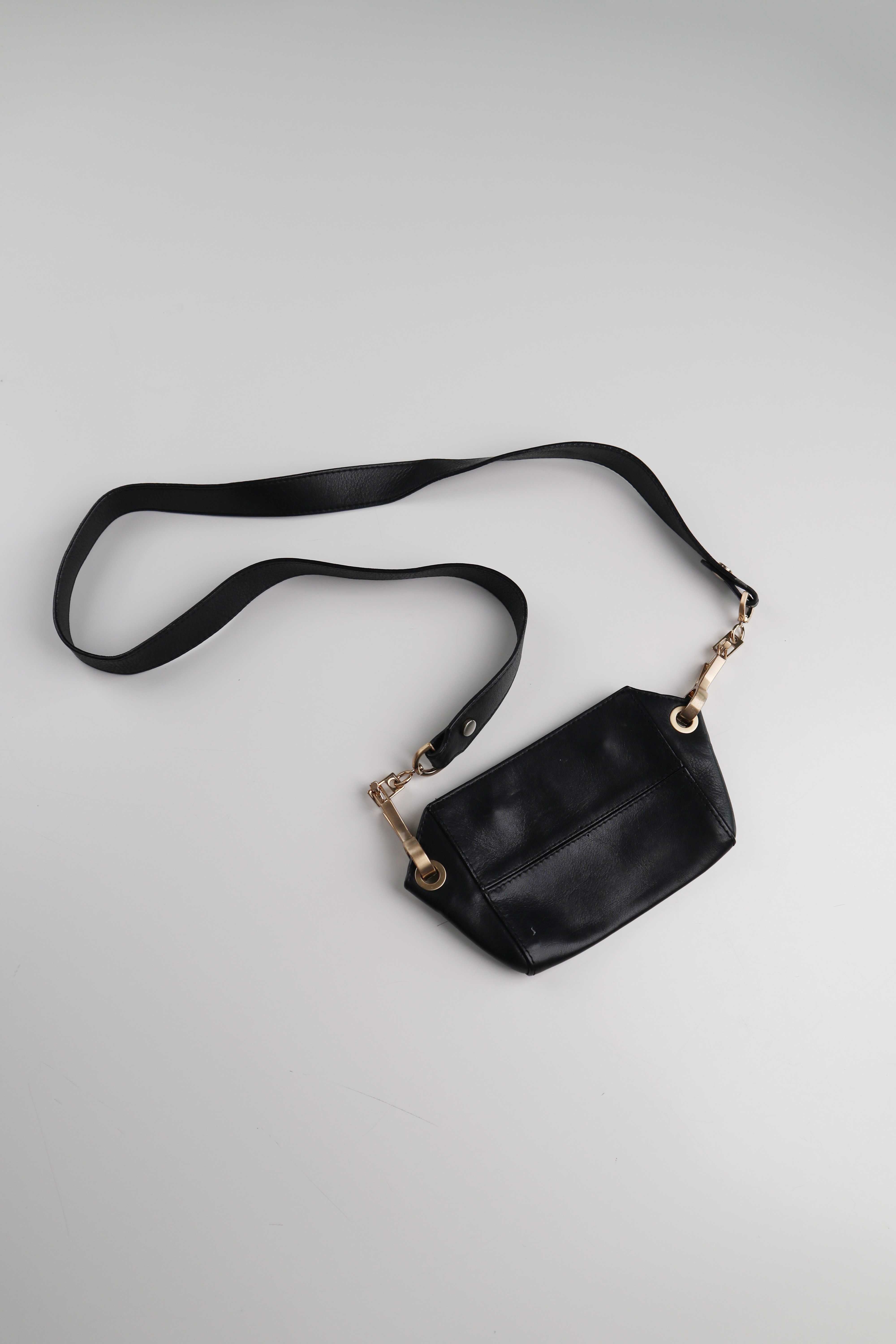 &other stories Tasche Umhängetasche Leder schwarz Crossbody Handytasche