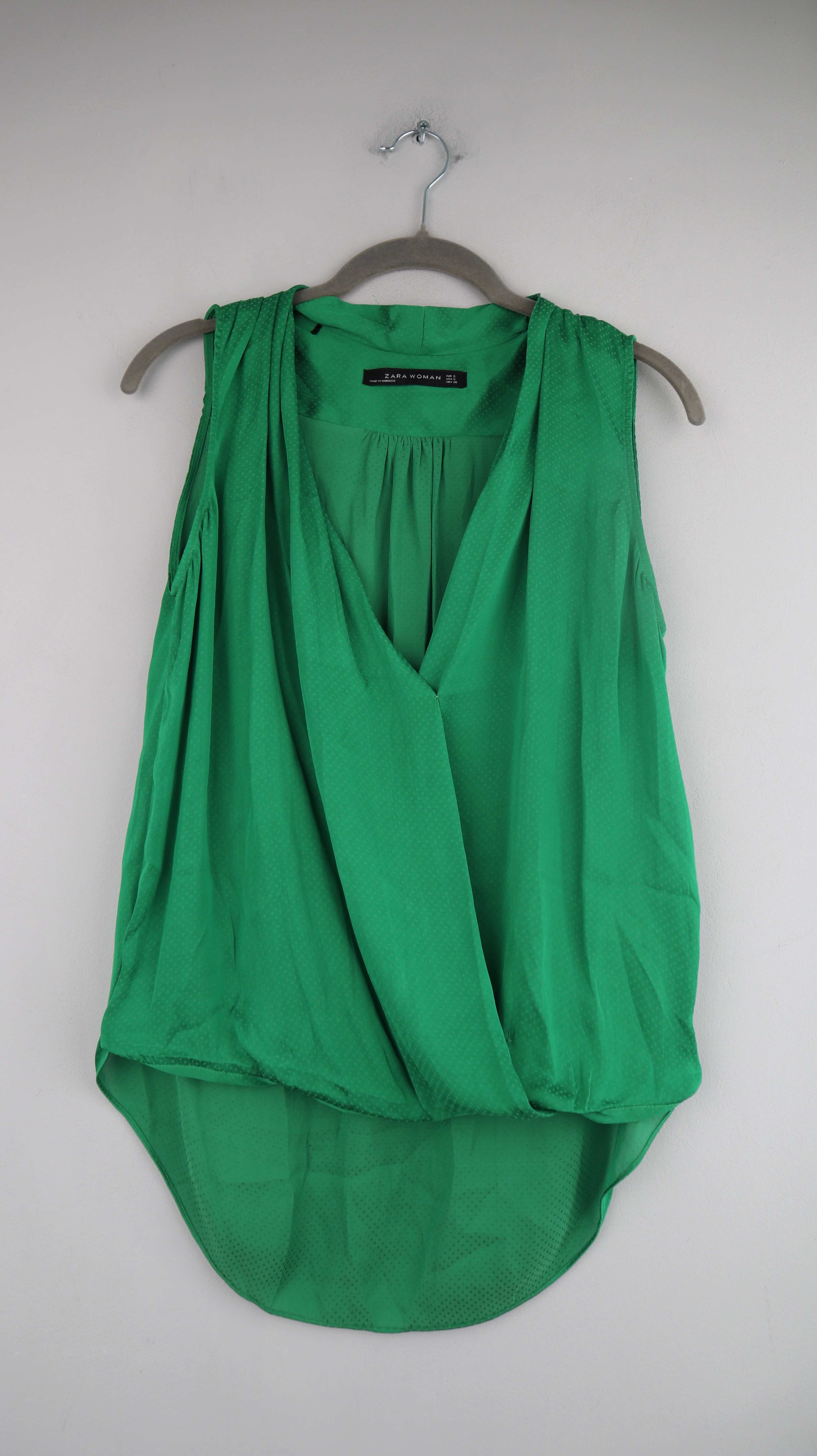 Zara Top Shirt grün basic 36 S V-Ausschnitt locker