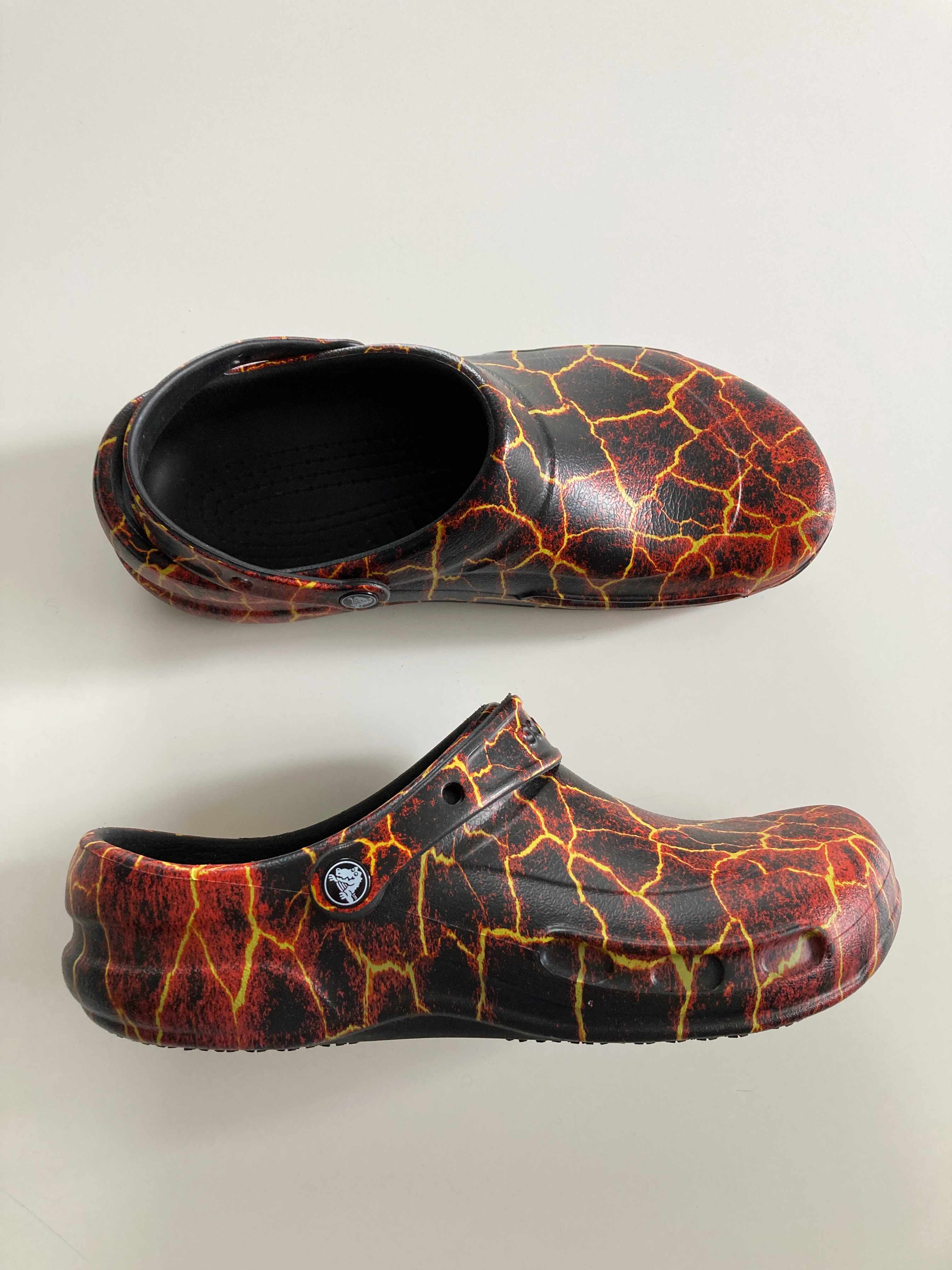 Crocs M11 Muster neu 45 46 Schalppen Gartenschuhe Hausschuhe Blitze Edition