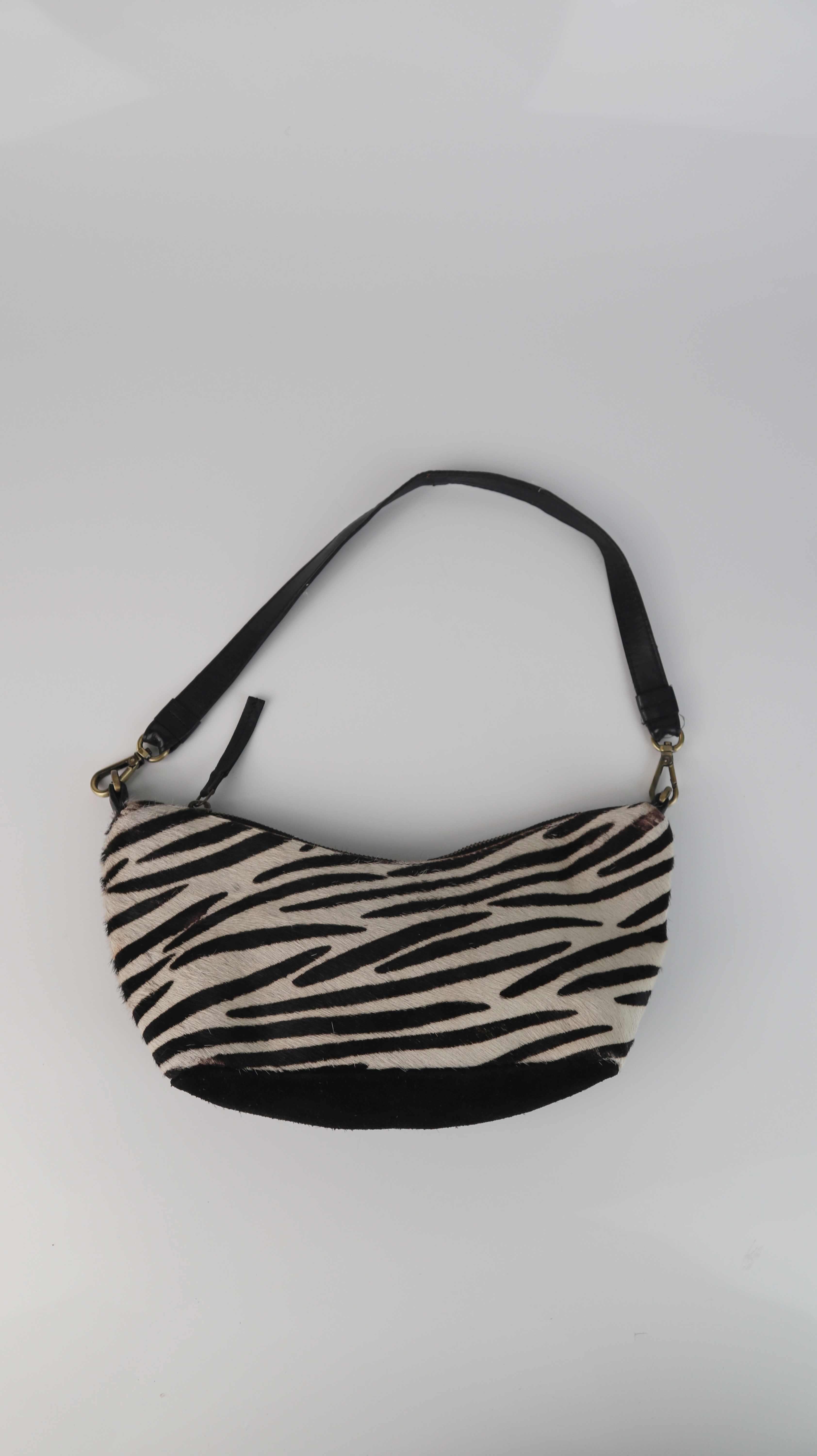 Urban Outfitters Tasche Schultertasche schwarz weiß Felltasche klein