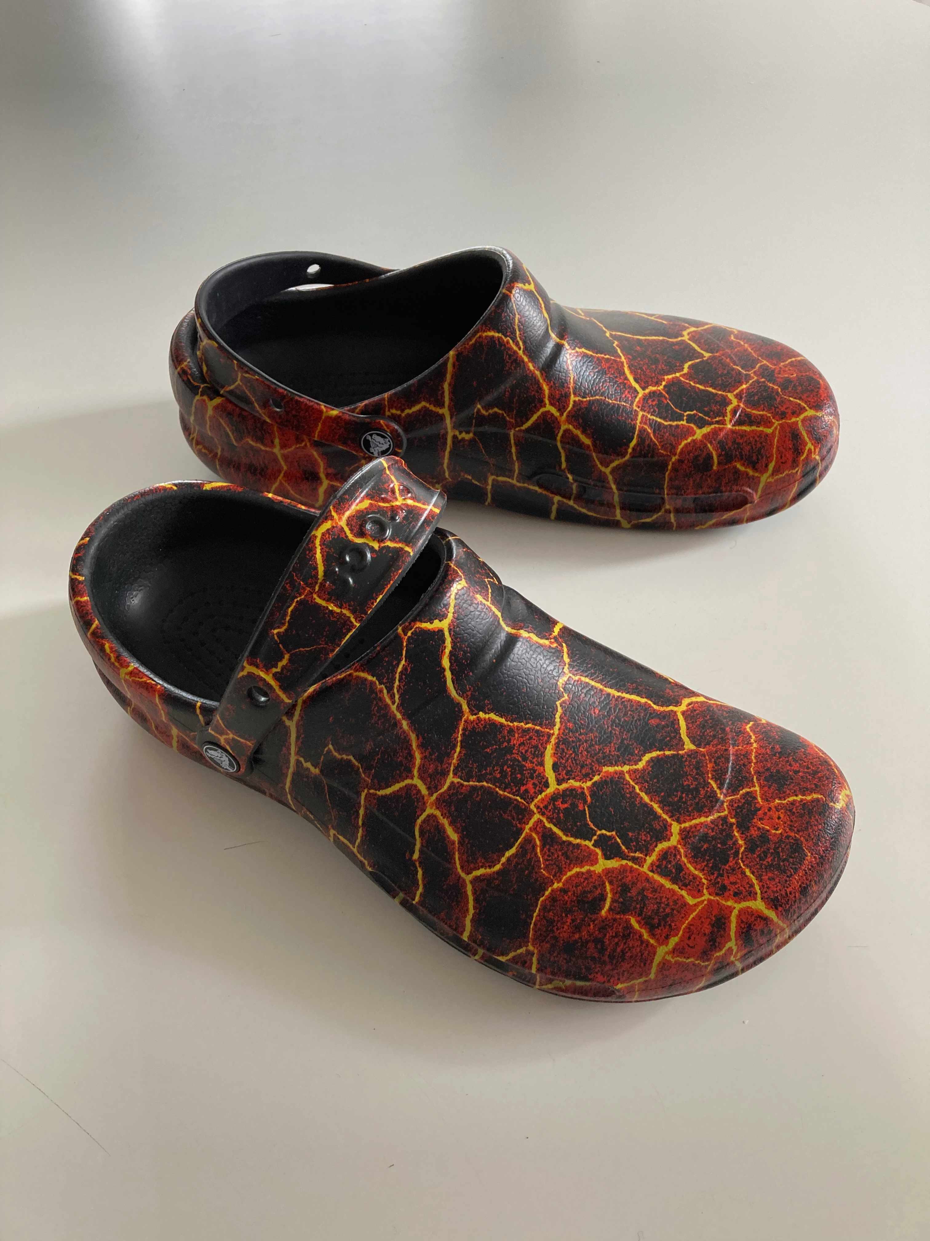 Crocs M11 Muster neu 45 46 Schalppen Gartenschuhe Hausschuhe Blitze Edition