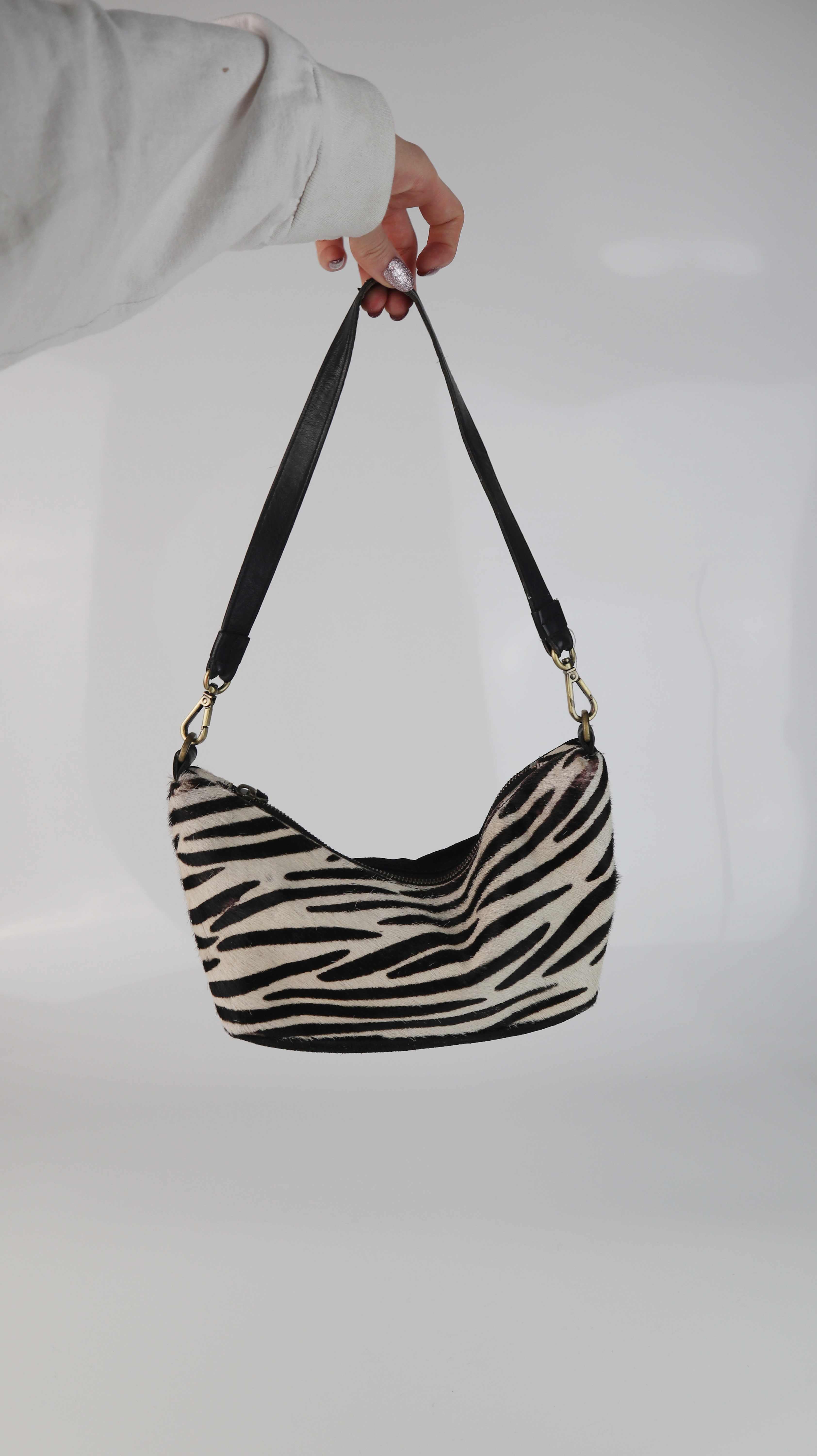 Urban Outfitters Tasche Schultertasche schwarz weiß Felltasche klein