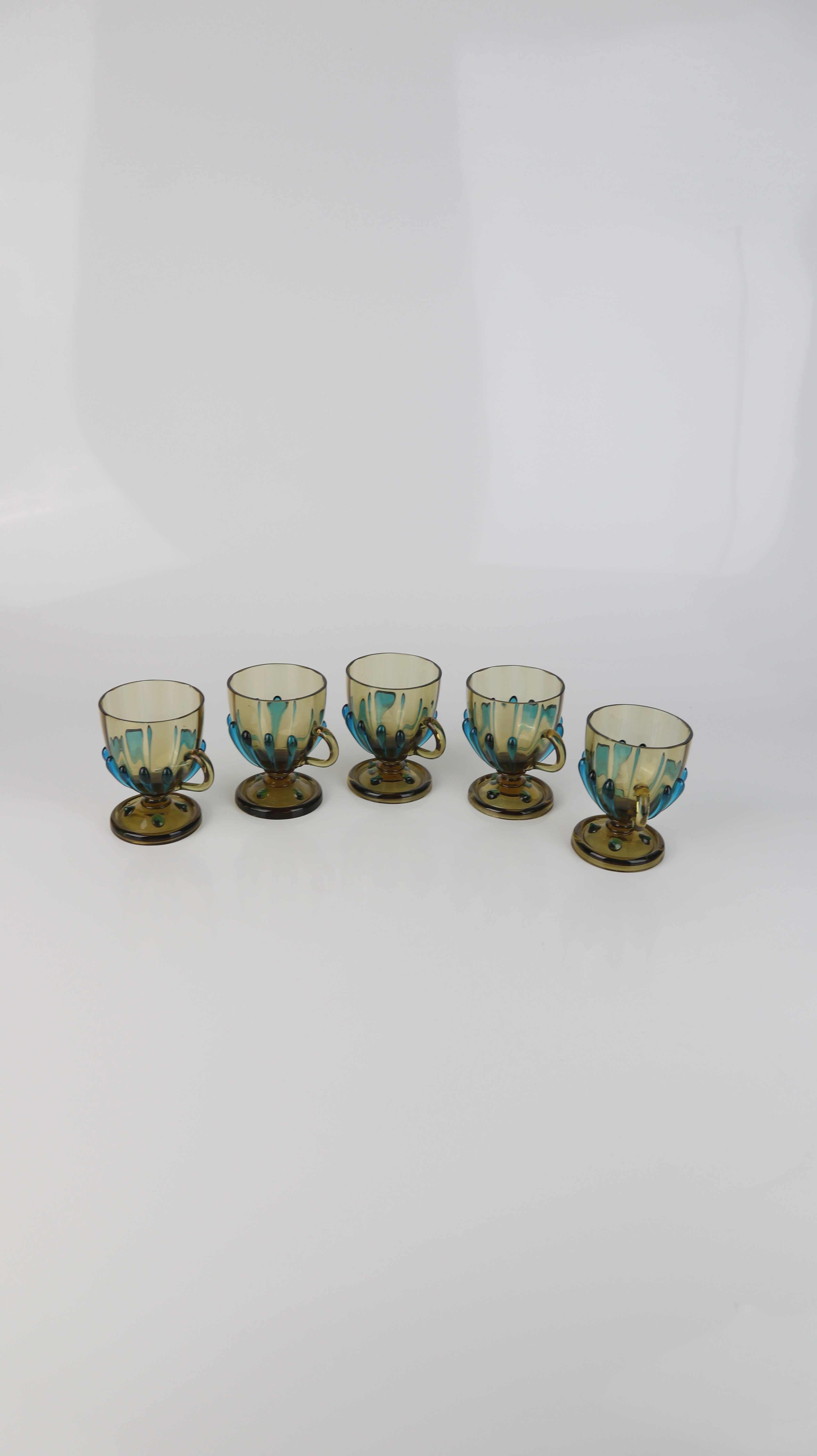 Fünf Historismus Gläser Trinkgläser gelb blau Handgeblasen Glas