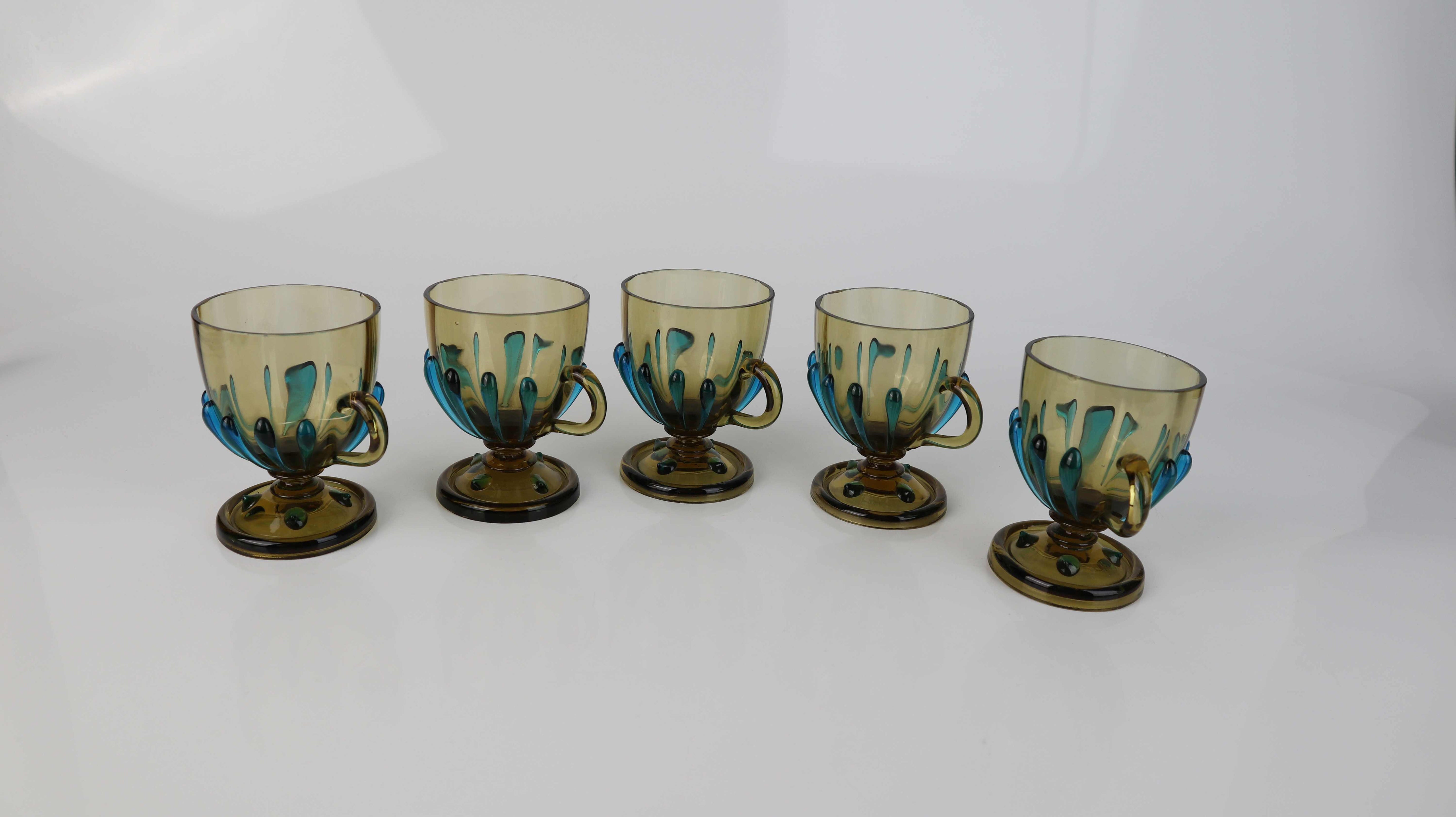 Fünf Historismus Gläser Trinkgläser gelb blau Handgeblasen Glas