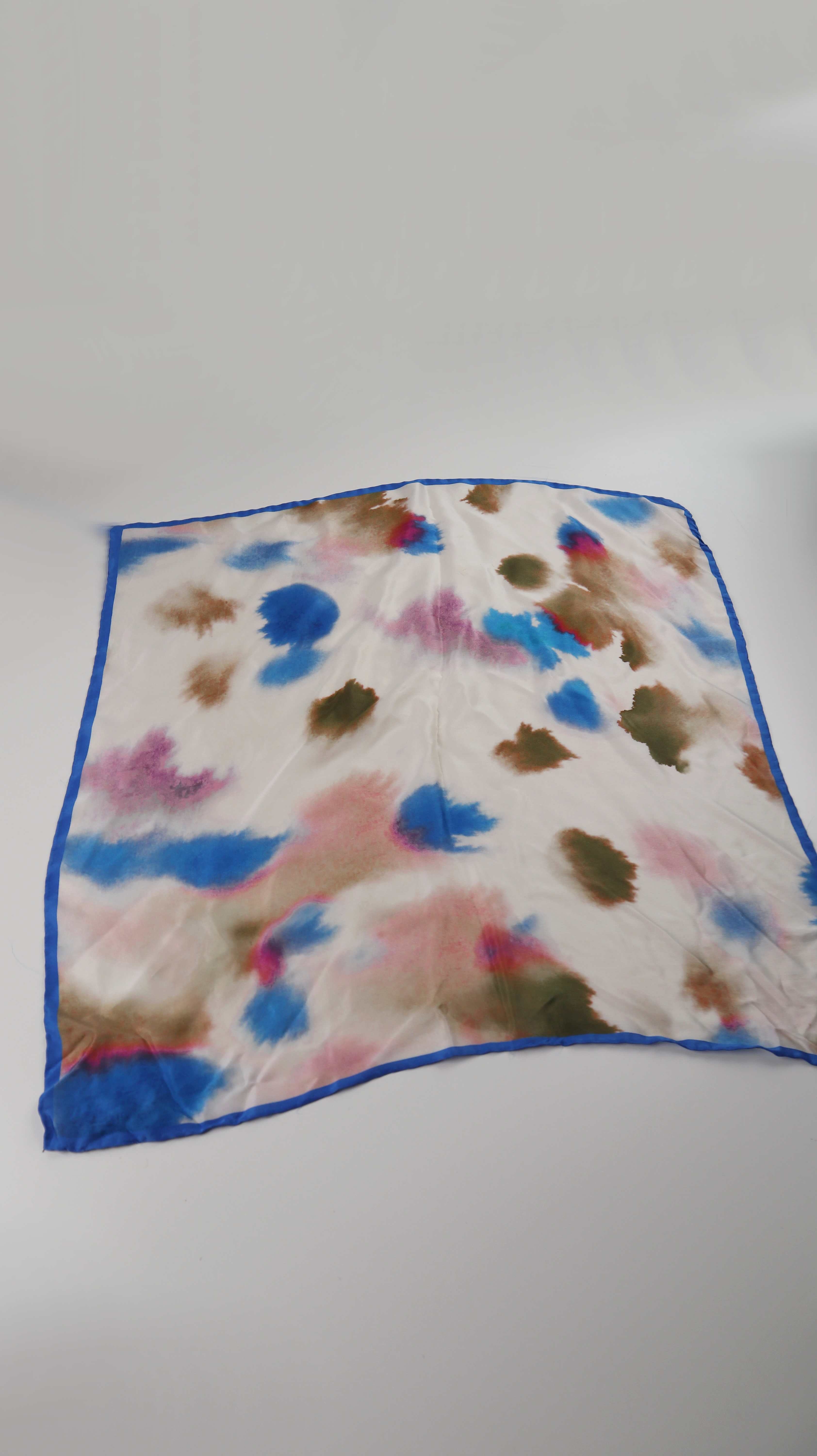 Closed Schal Tuch Seidentuch bunt blau Pastell Farben Halstuch