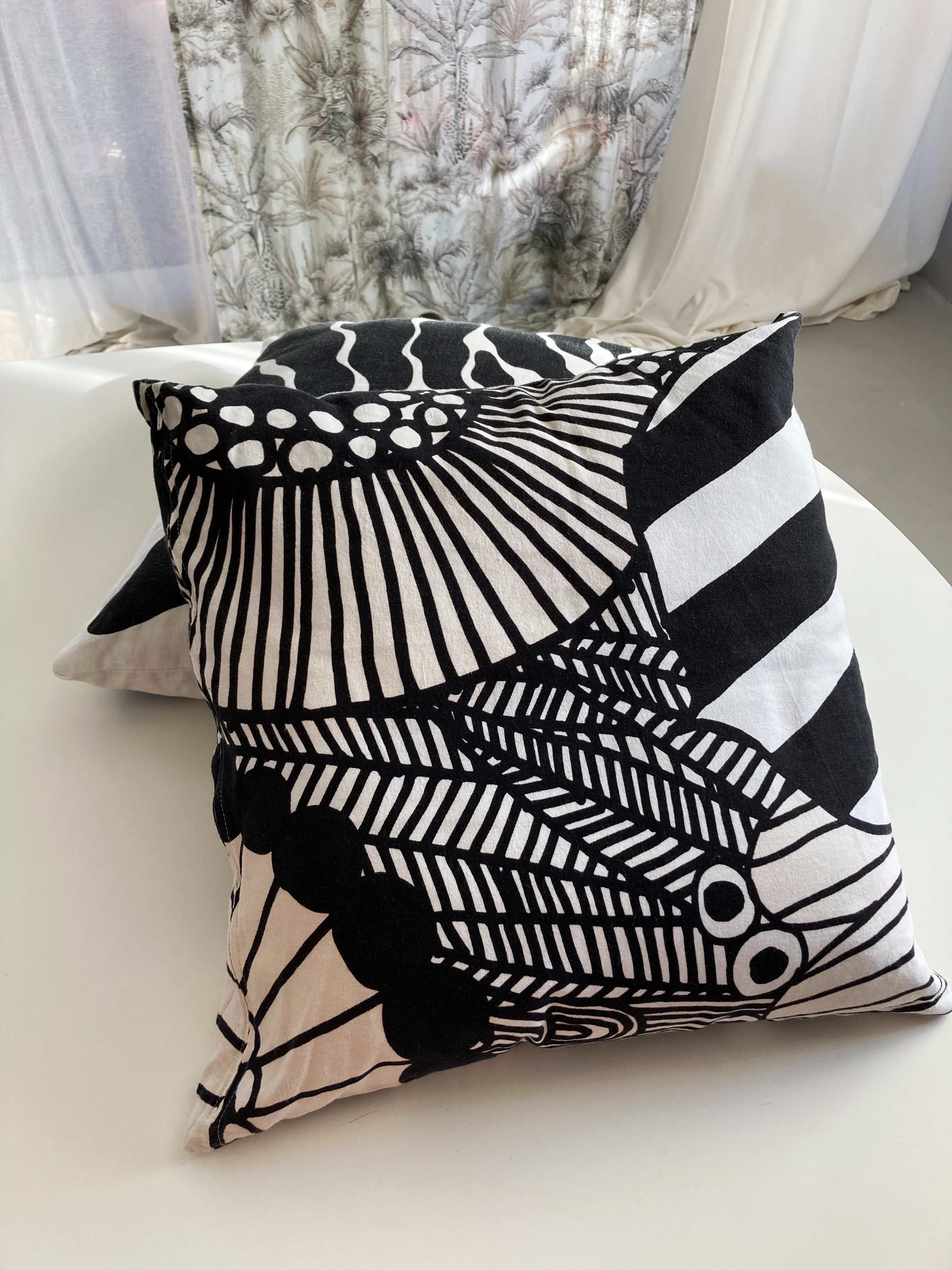 Zwei Kissen Marimekko Schwarz Weiß Kopfkissen Dekokissen Muster gemustert