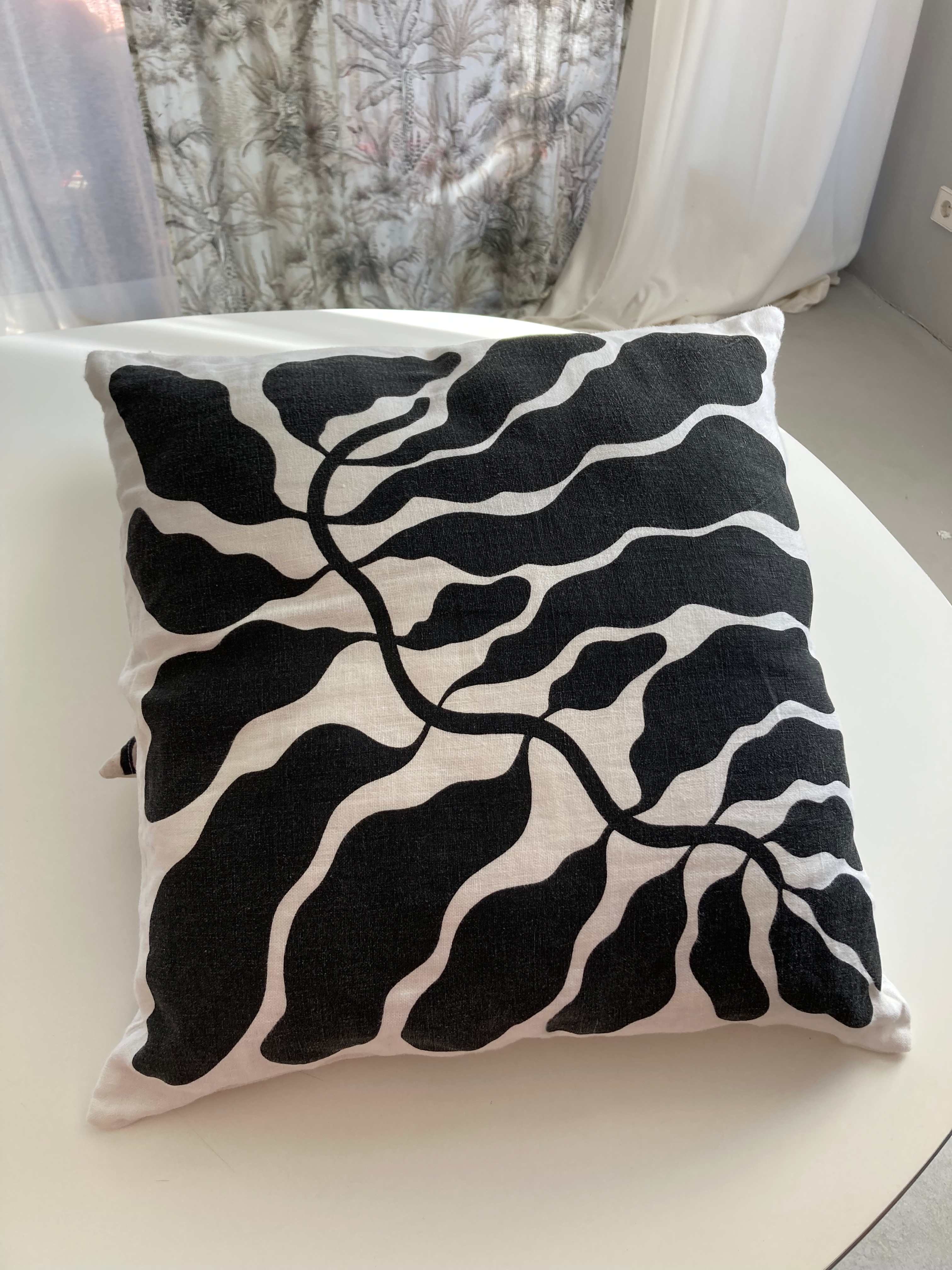 Zwei Kissen Marimekko Schwarz Weiß Kopfkissen Dekokissen Muster gemustert