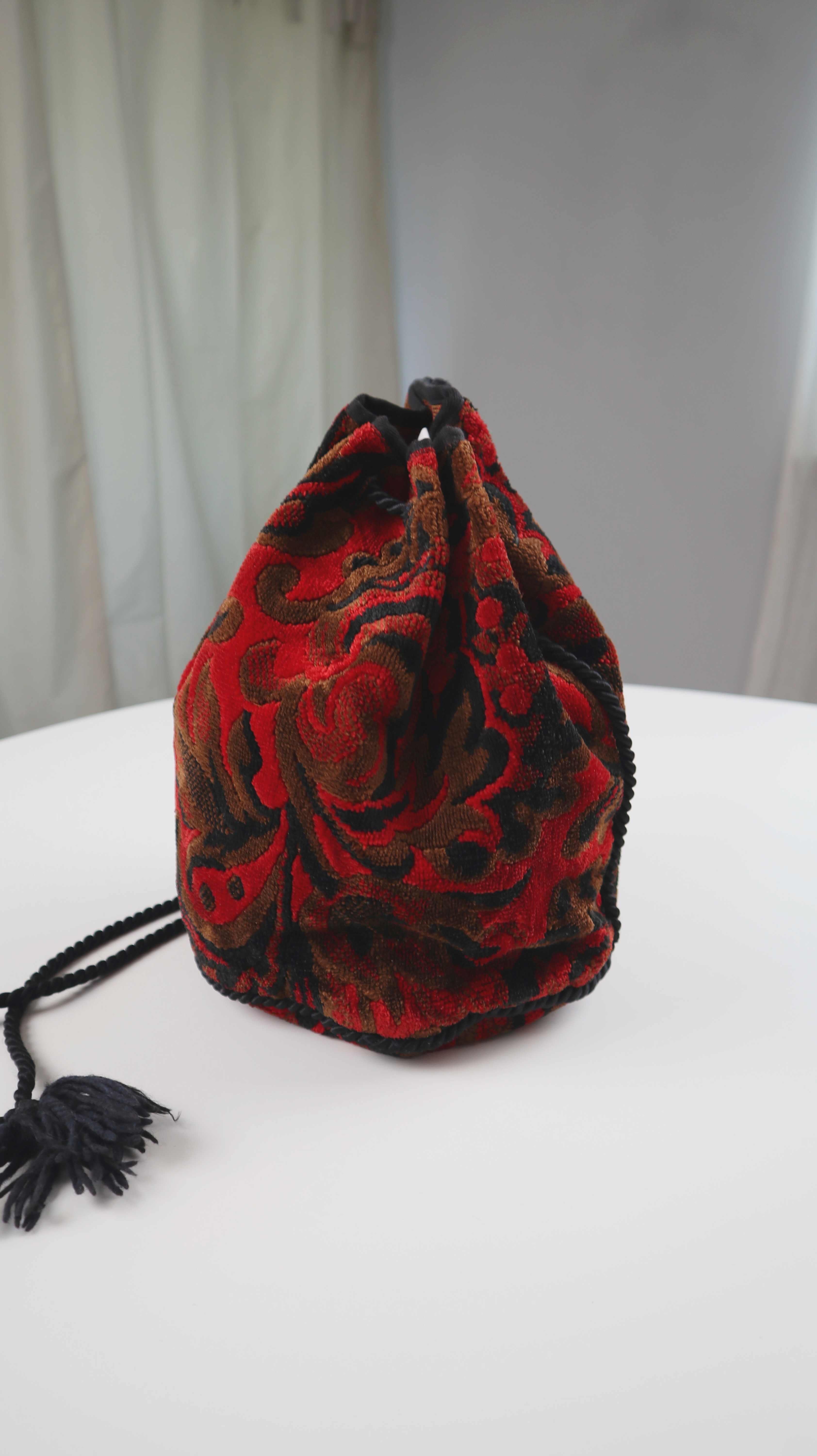 True Vintage Beuteltasche rot Samt Samttasche Velvet schwarz Kordeltasche
