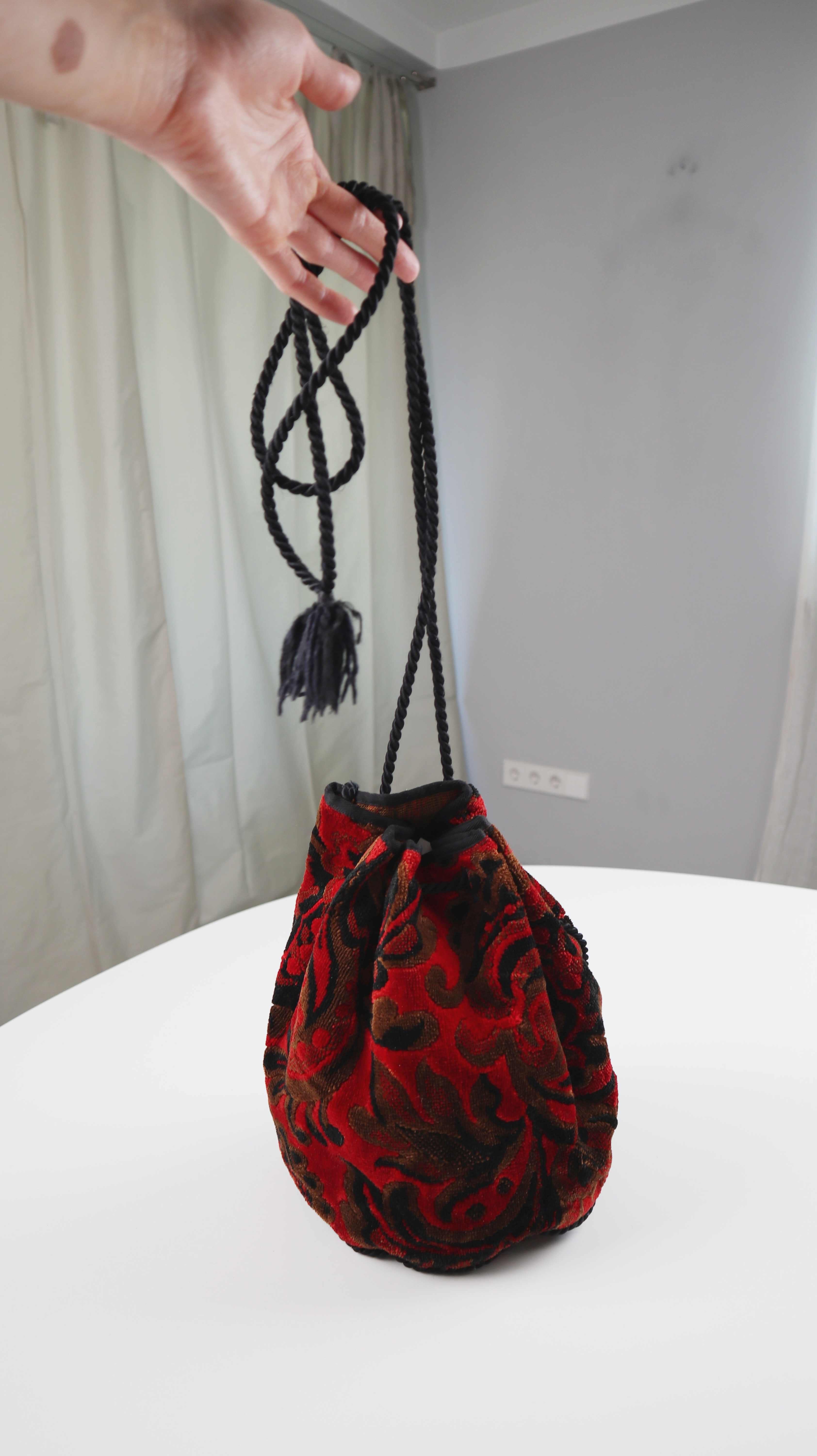 True Vintage Beuteltasche rot Samt Samttasche Velvet schwarz Kordeltasche