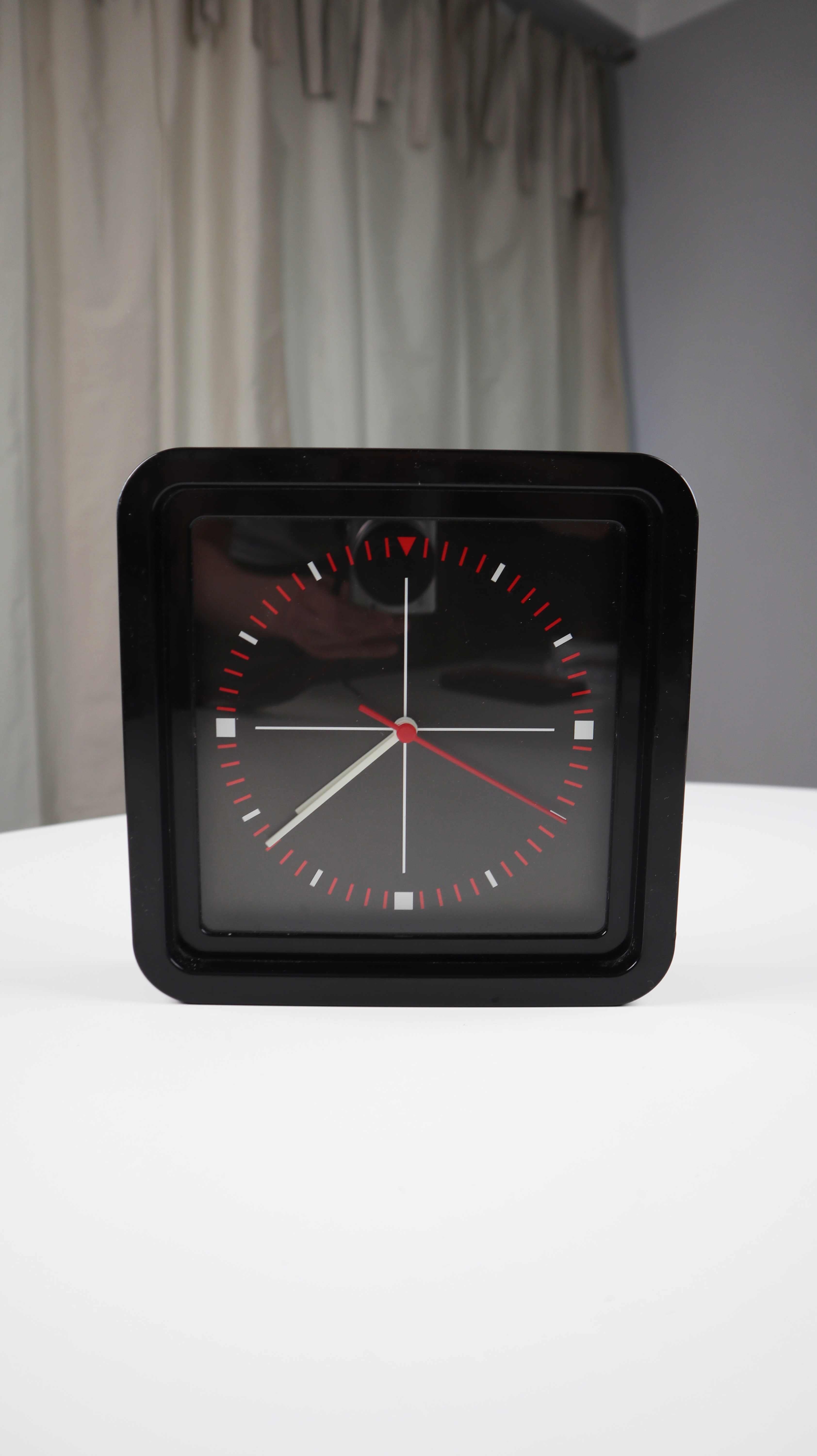 IKEA KVITT Wanduhr quadratisch eckig Vintage schwarz rot Retro