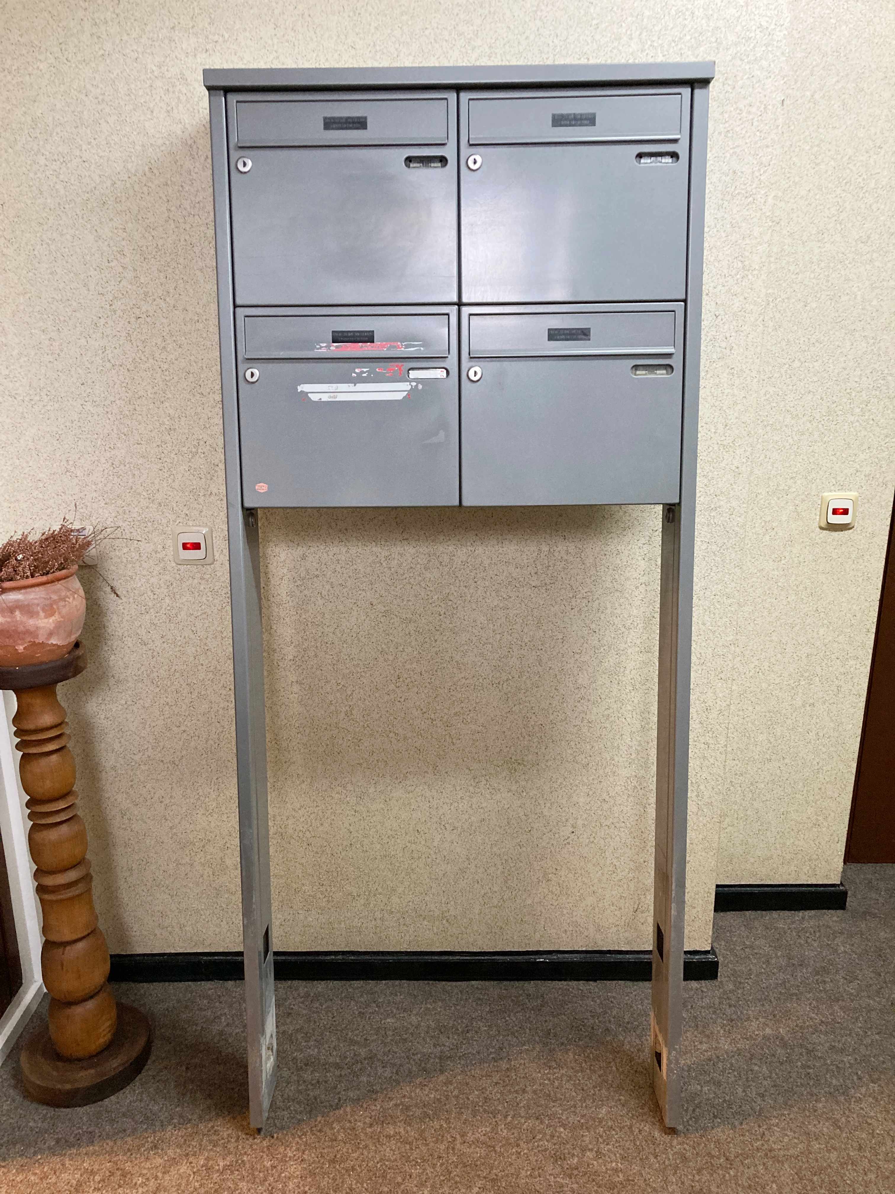 Renz Briefkasten Briefkastenanlage grau Vier Fächer freistehend