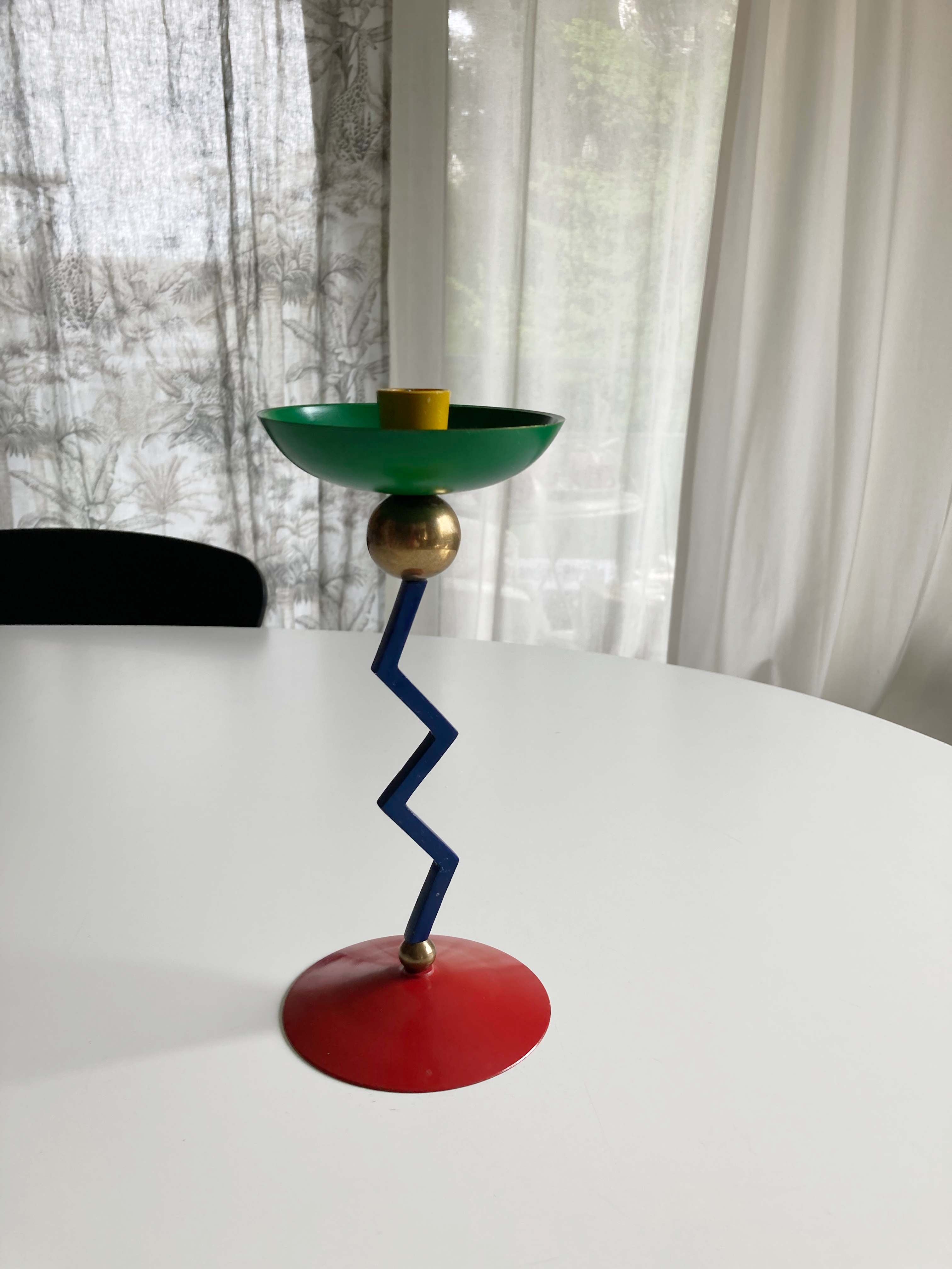 Postmoderner Kerzenhalter für eine Kerze bunt