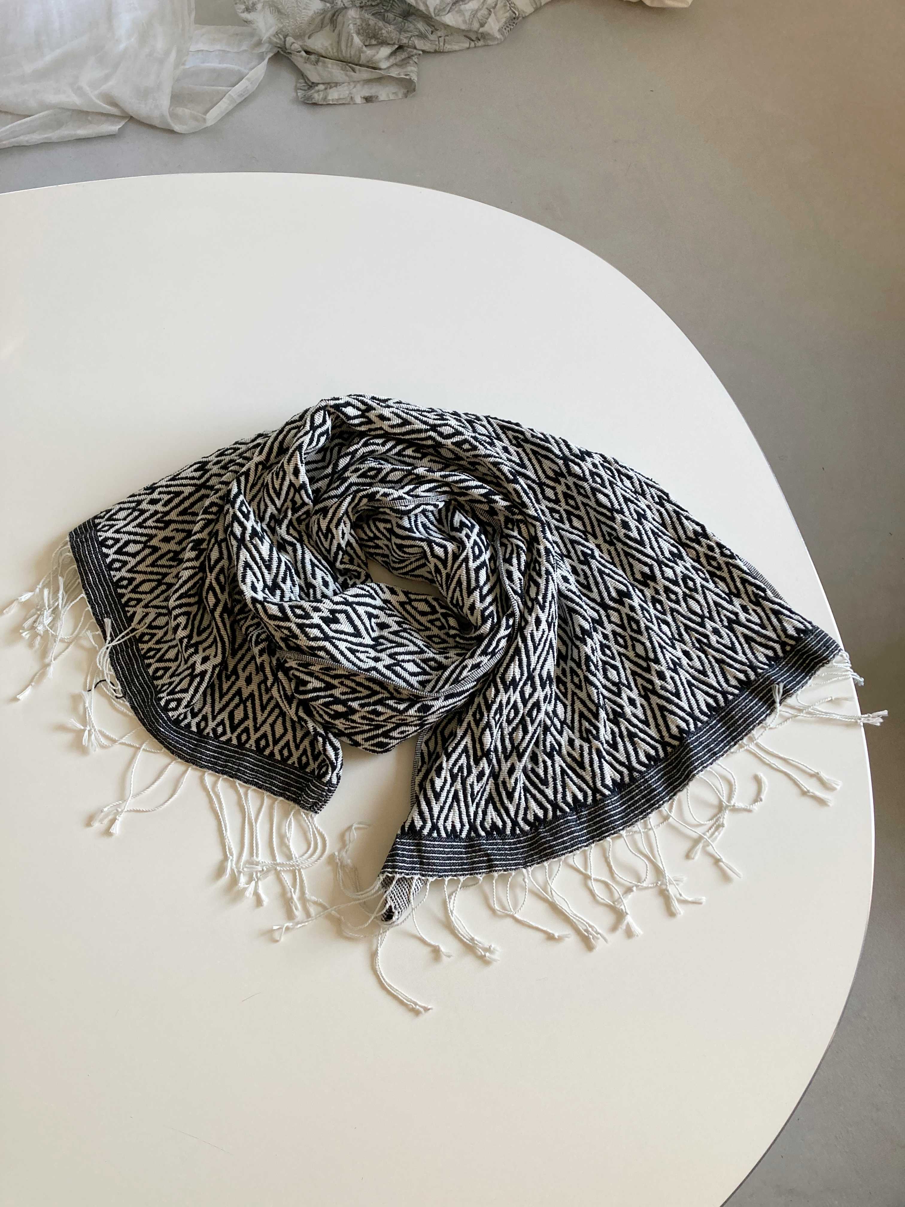 H&M Divided Schal Tuch Schwarz Weiß geometrisch Fransenschal