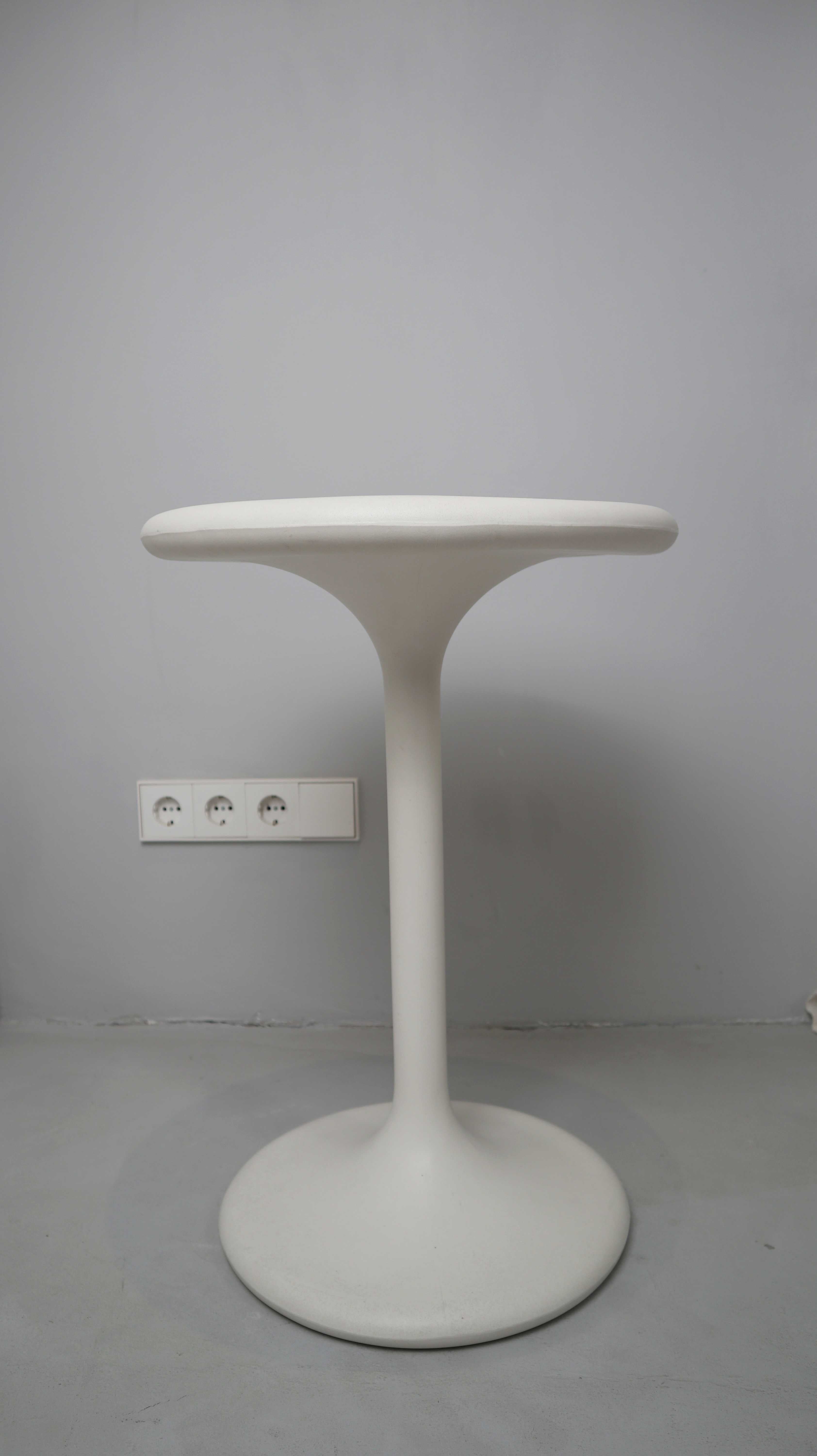 happy Tisch Beistelltisch weiß Tulip Table Christophe Pillet Design Kunststoff