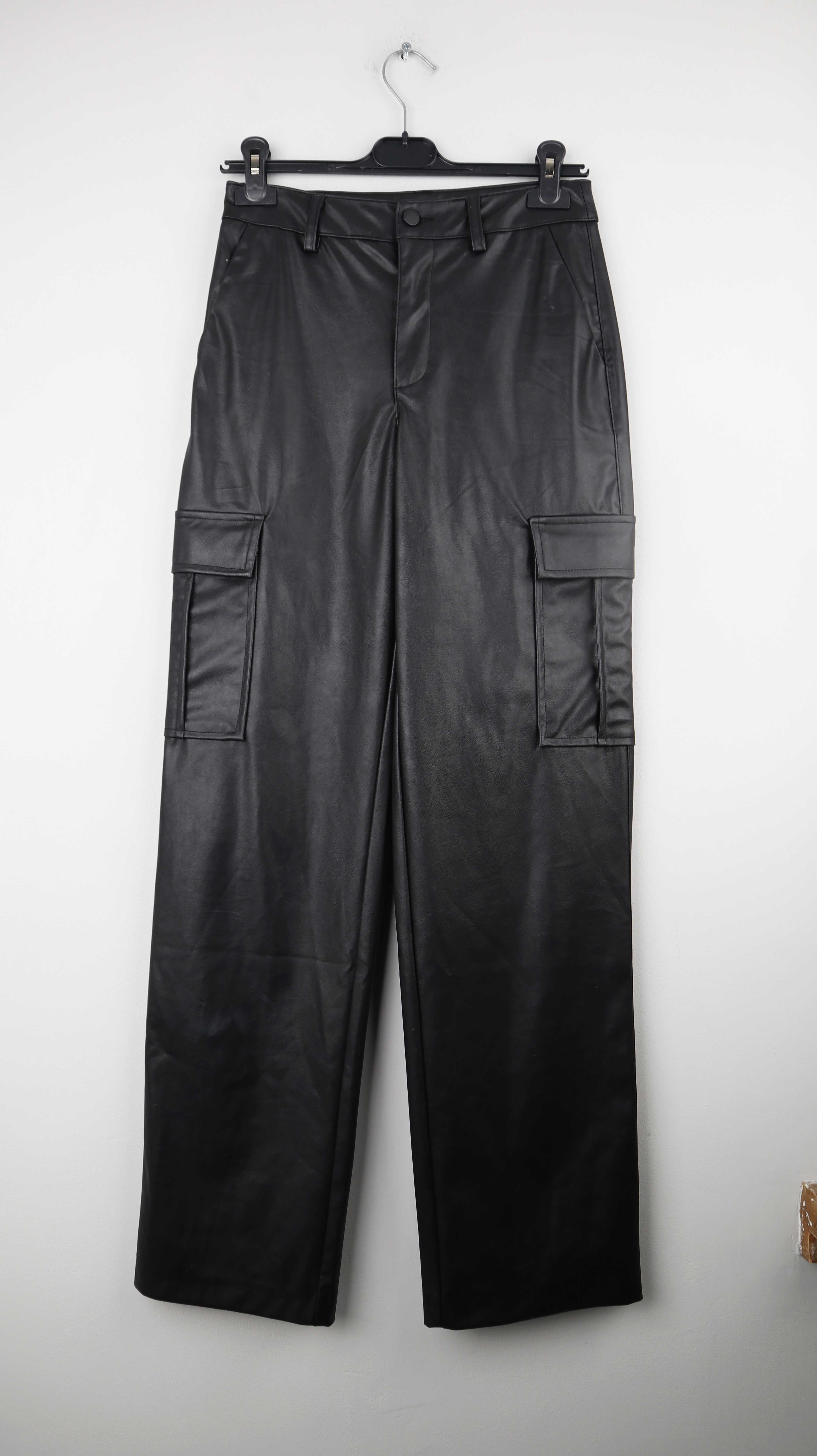 Pull & Bear Hose schwarz Kunstlederhose basic 34 XS straight leg Cargohose