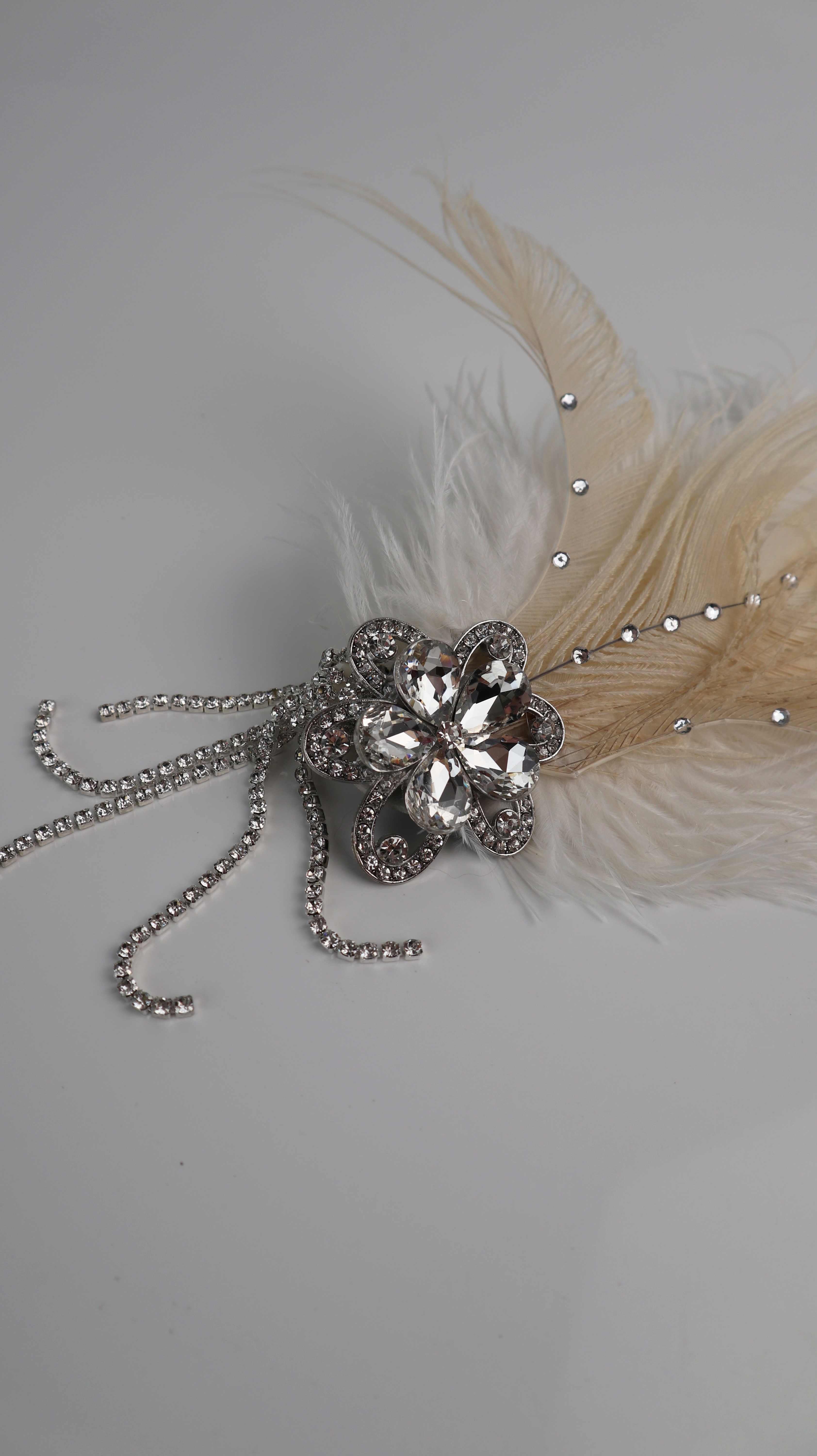 20er Jahre Brosche Haarspange Creme Weiß Federn Federschmuck silber