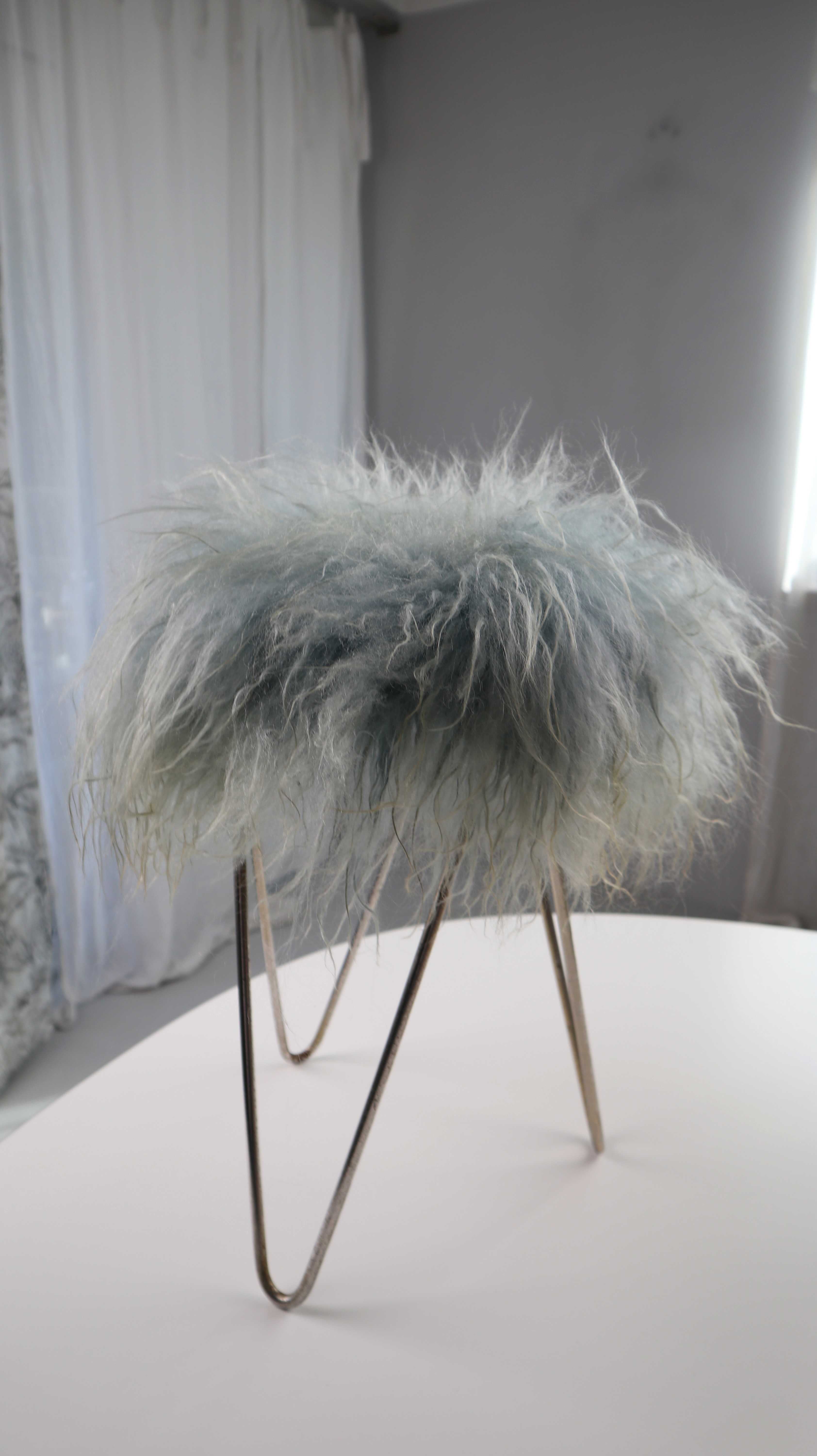 True Vintage Hocker Fellhocker Türkis Blau 70er Flokati Hocker Stuhl