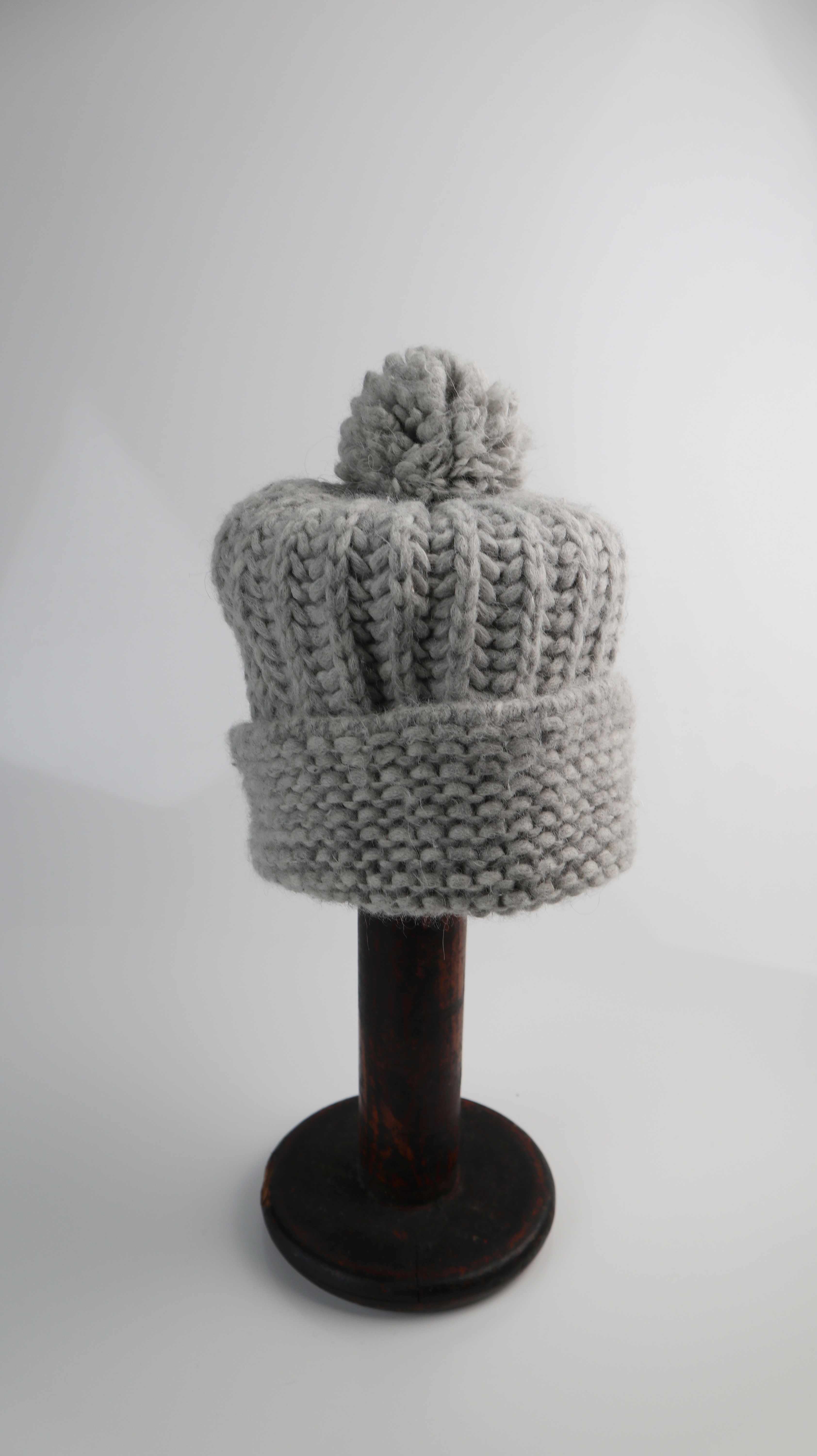 inverni Mütze grau Bommelmütze Beanie Pudelmütze Alpaka Wolle Wollmütze
