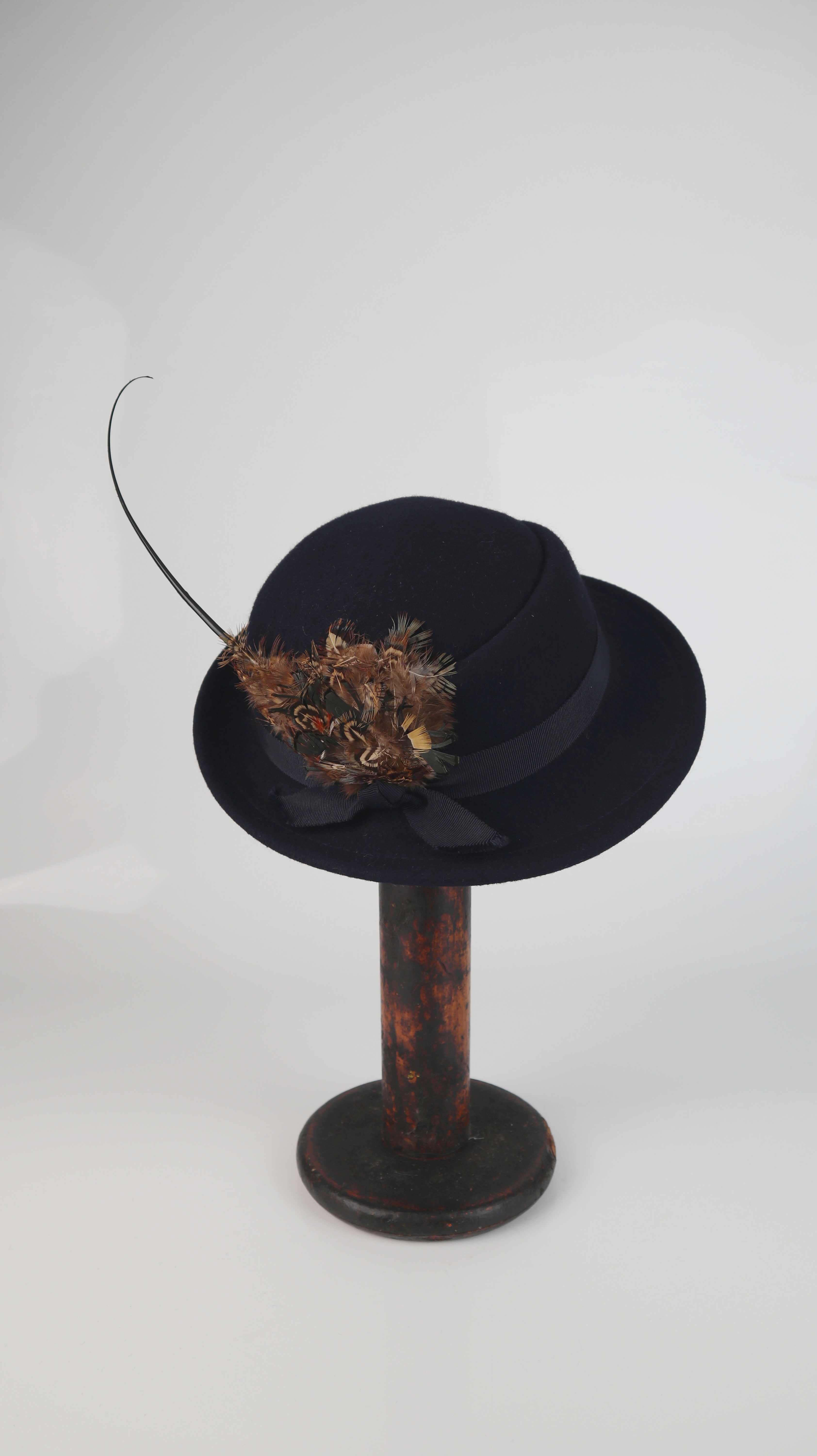 Hut La Mouche Creation dunkelblau Federn rund Vintage 56