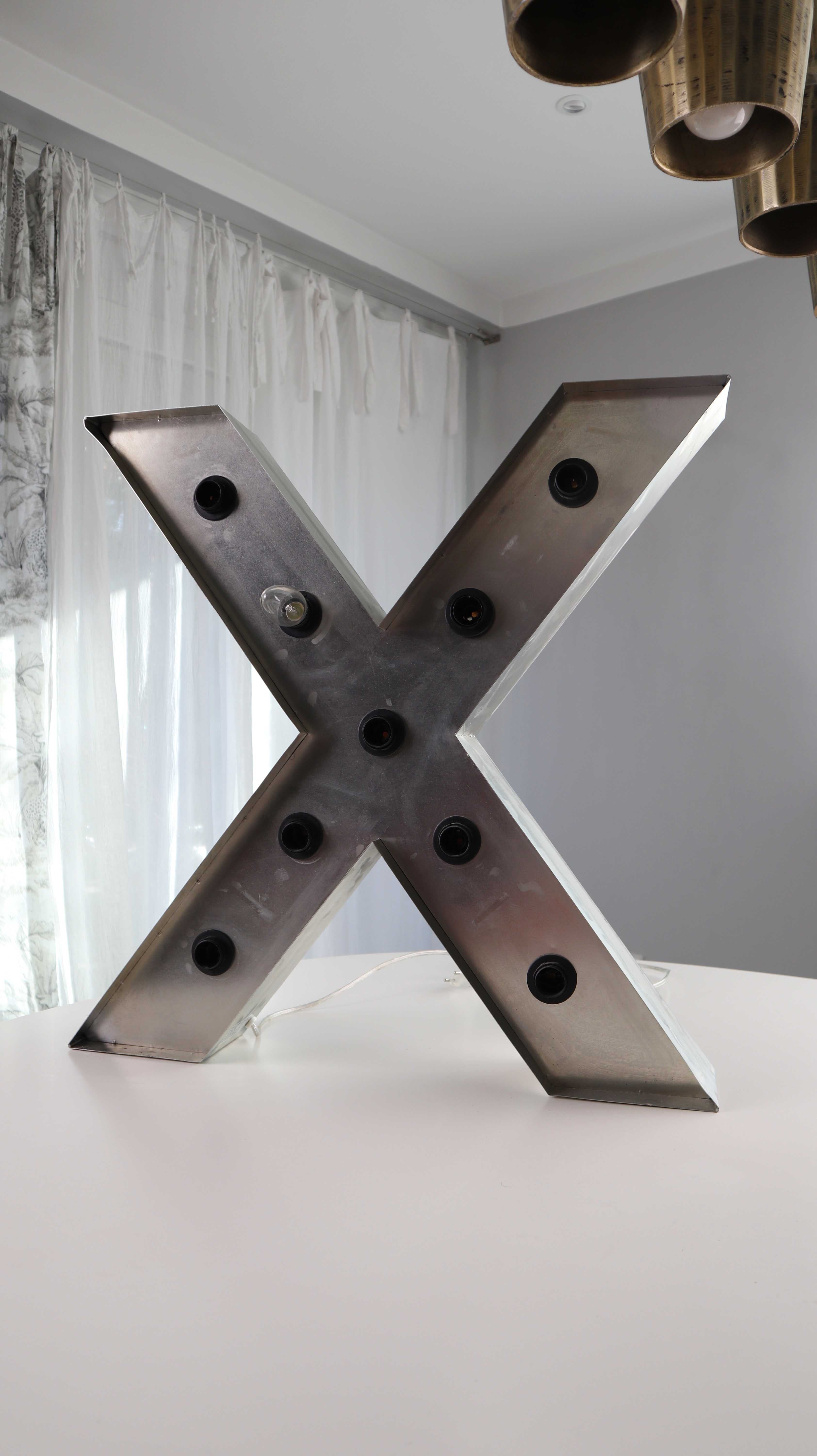 Impressionen Lampe X beleuchtet Buchstabe Design Akzentleuchte