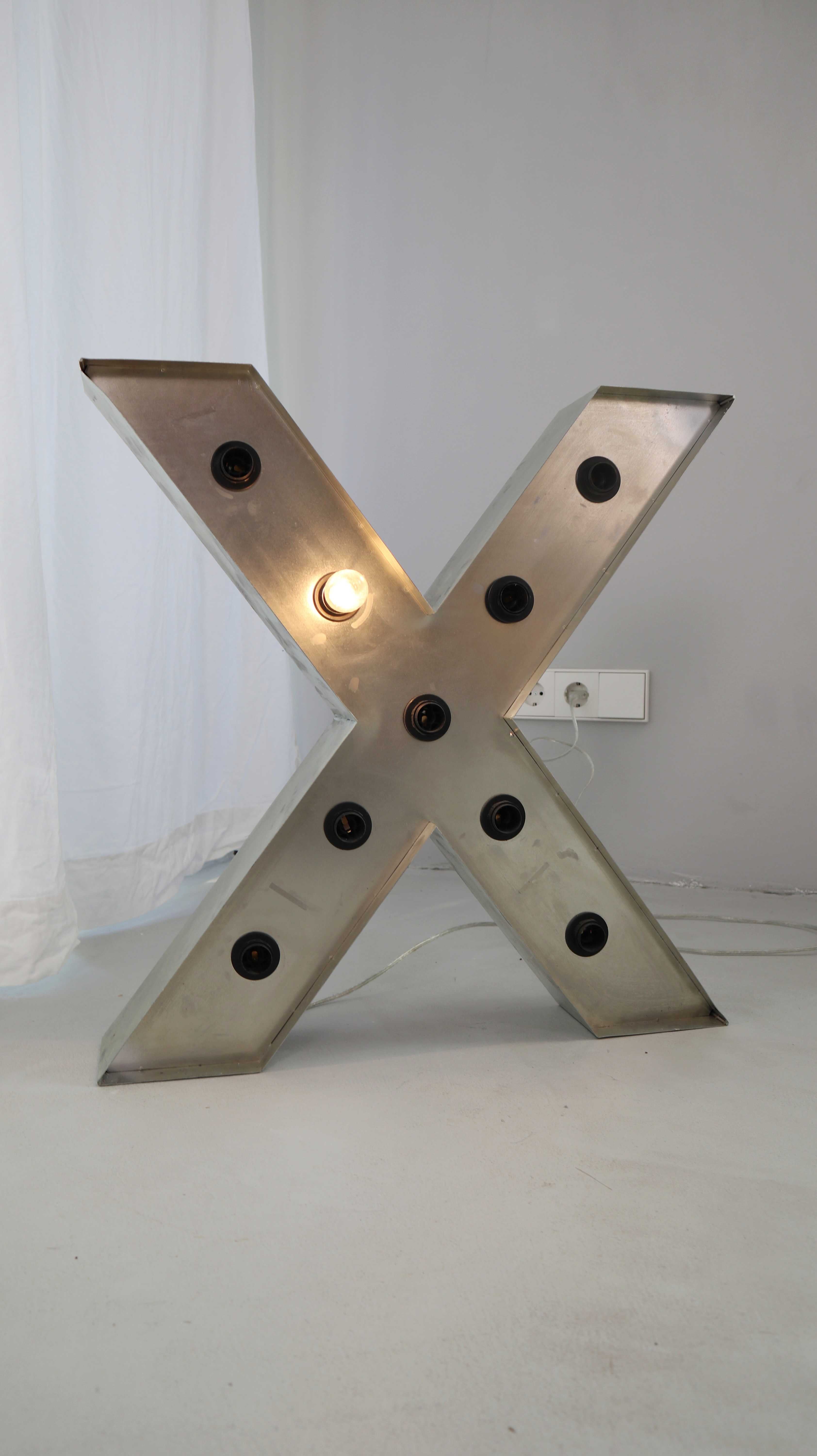 Impressionen Lampe X beleuchtet Buchstabe Design Akzentleuchte