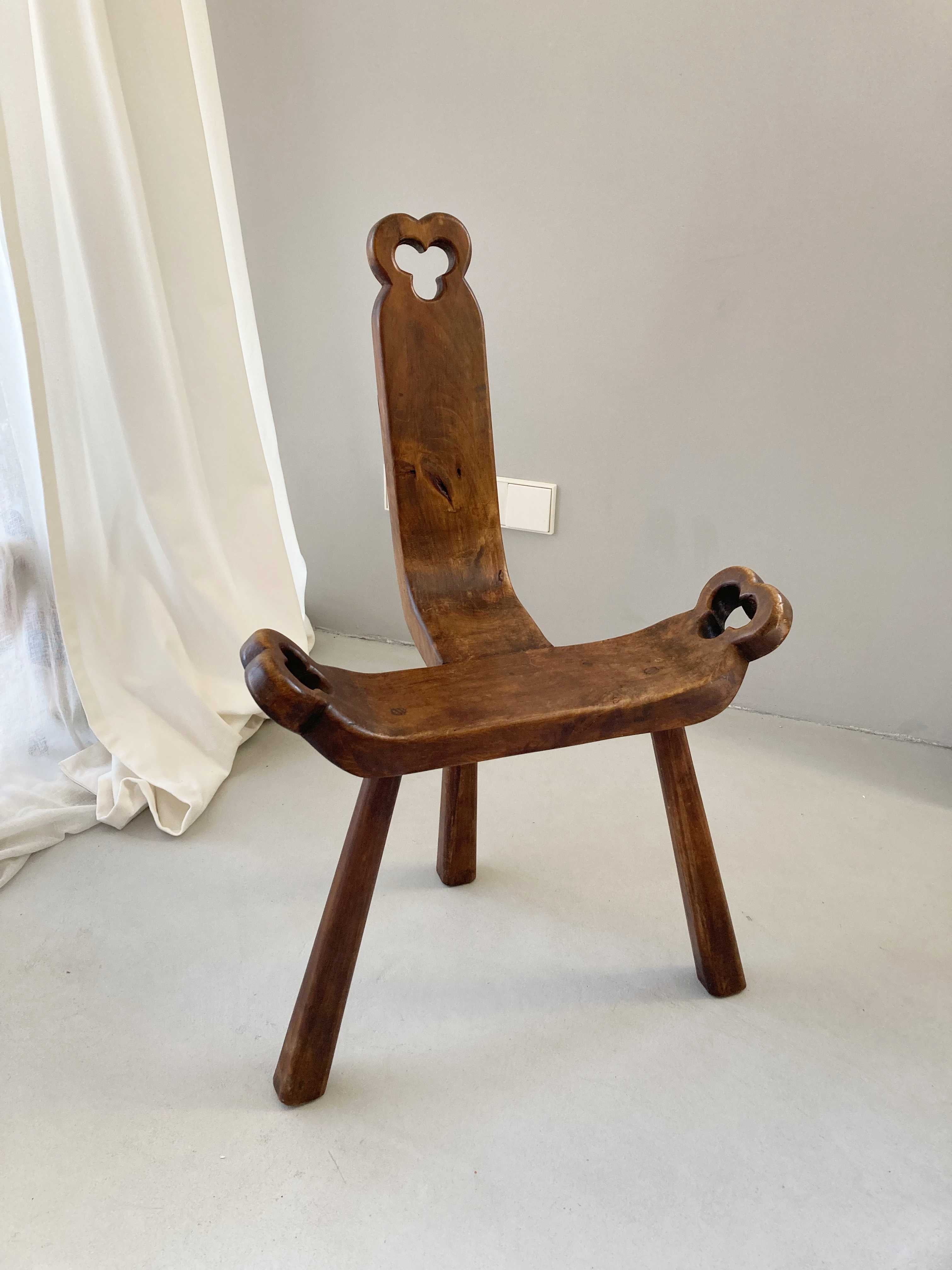 Dreibeiniger Stuhl Holzstuhl brutalistisch französisch Antik Vollholz Schemel 1890