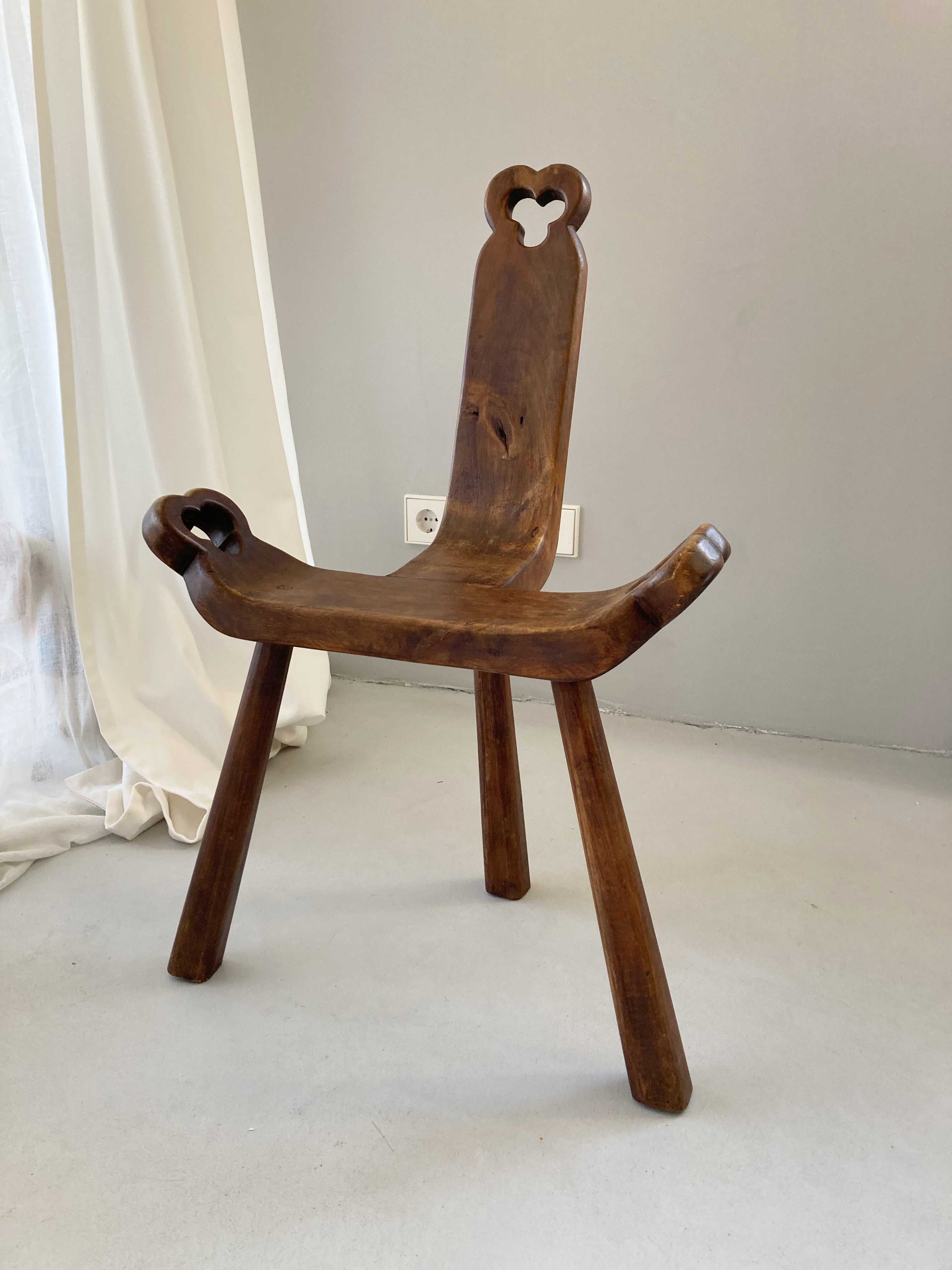 Dreibeiniger Stuhl Holzstuhl brutalistisch französisch Antik Vollholz Schemel 1890