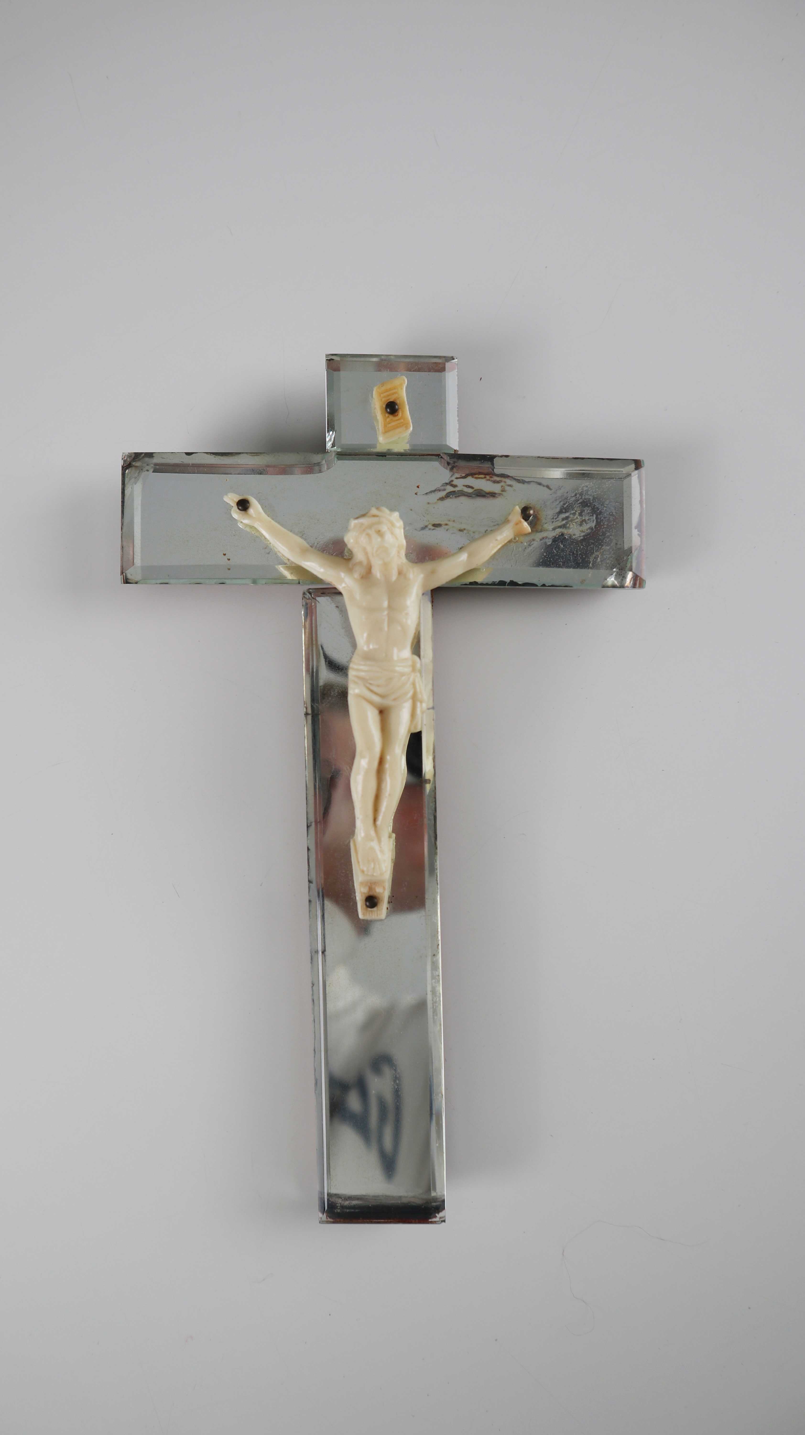 Kruzifix Kreuz verspiegelt Spiegel Frankreich französisch Lyon