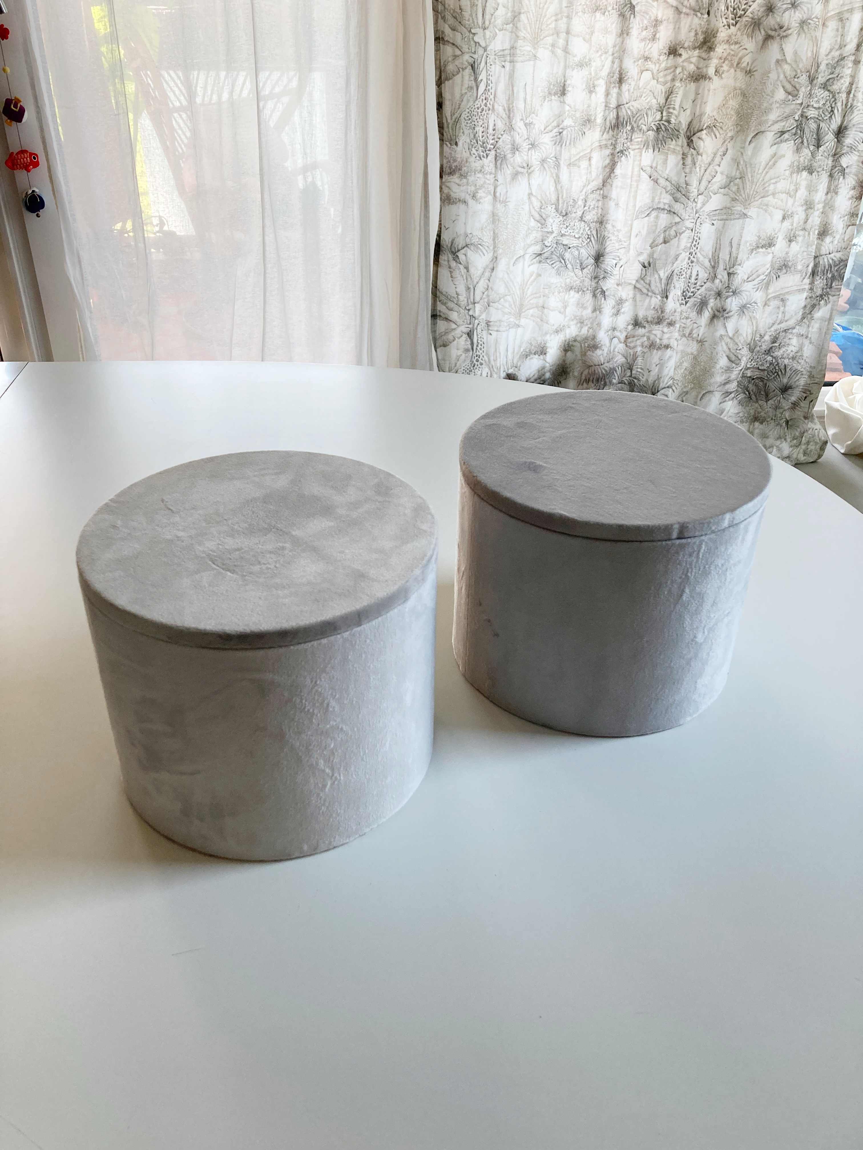 Depot Kisten Boxen Neu Aufbewahrungsboxen Samtboxen Samt rund – Handpicked pieces