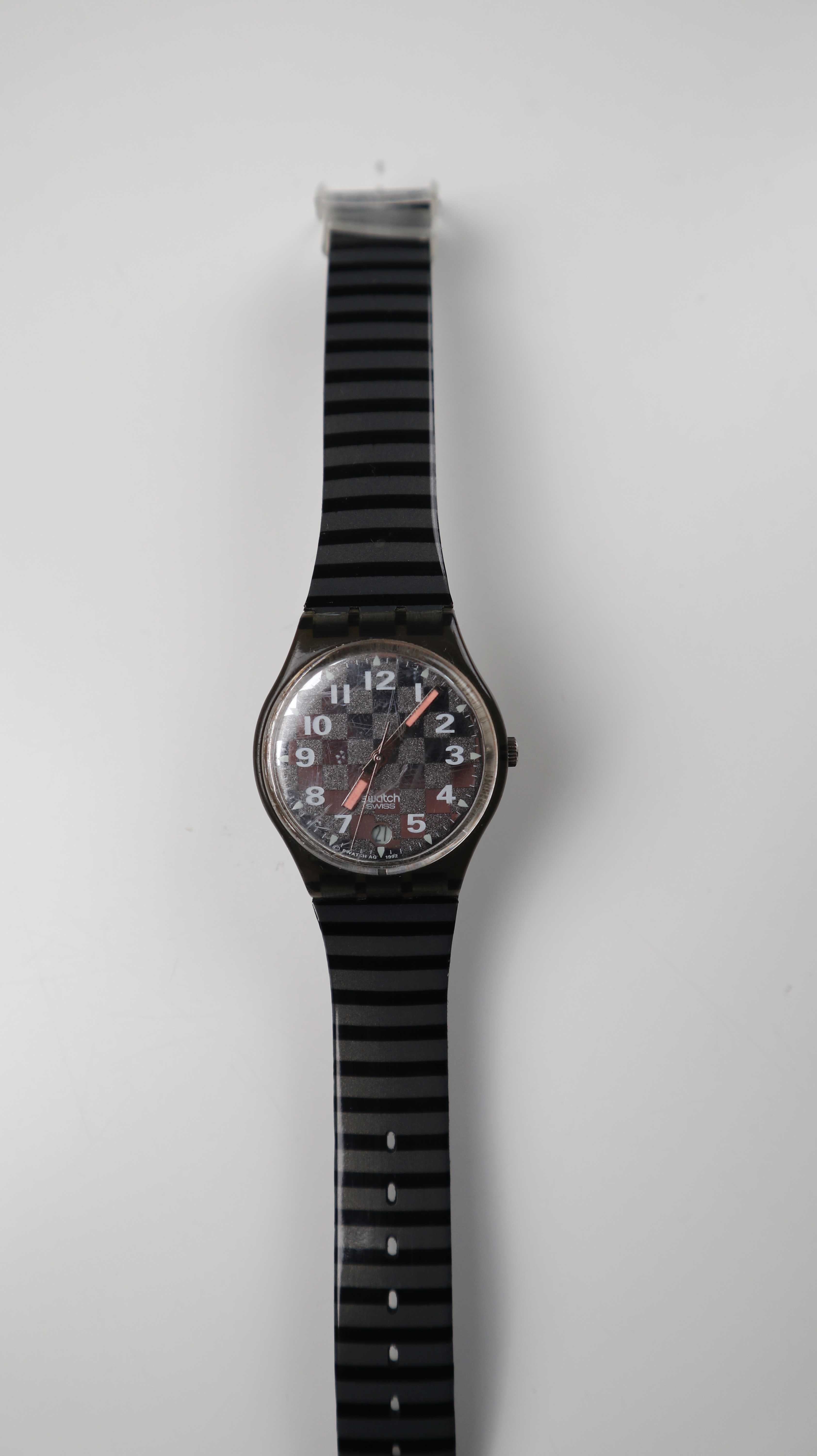 Swatch Uhr Armbanduhr schwarz kariert grau Kunststoff gestreift