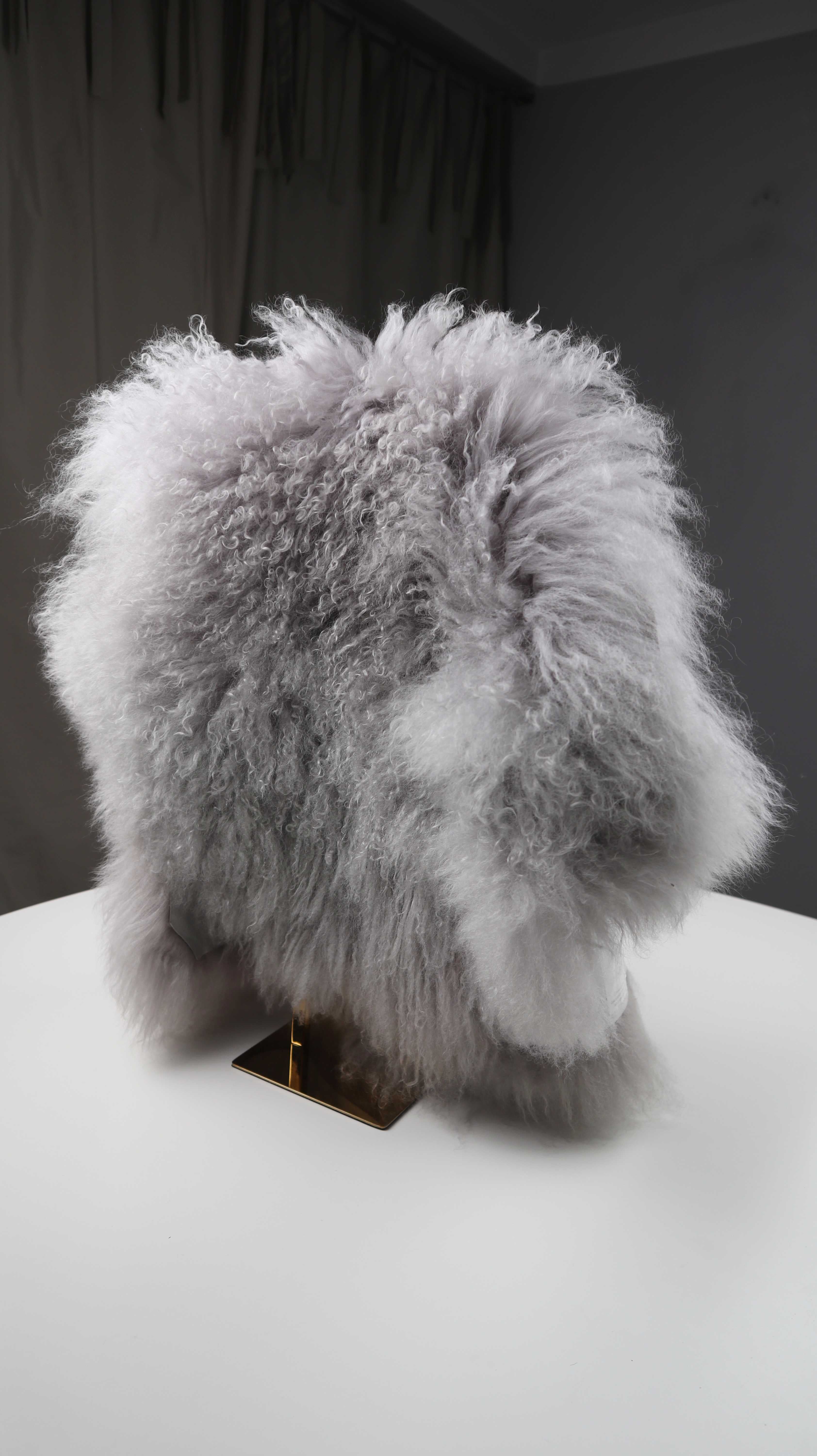 by 46 mongolisches Lammfell Fell grau Westwing Sitzauflage