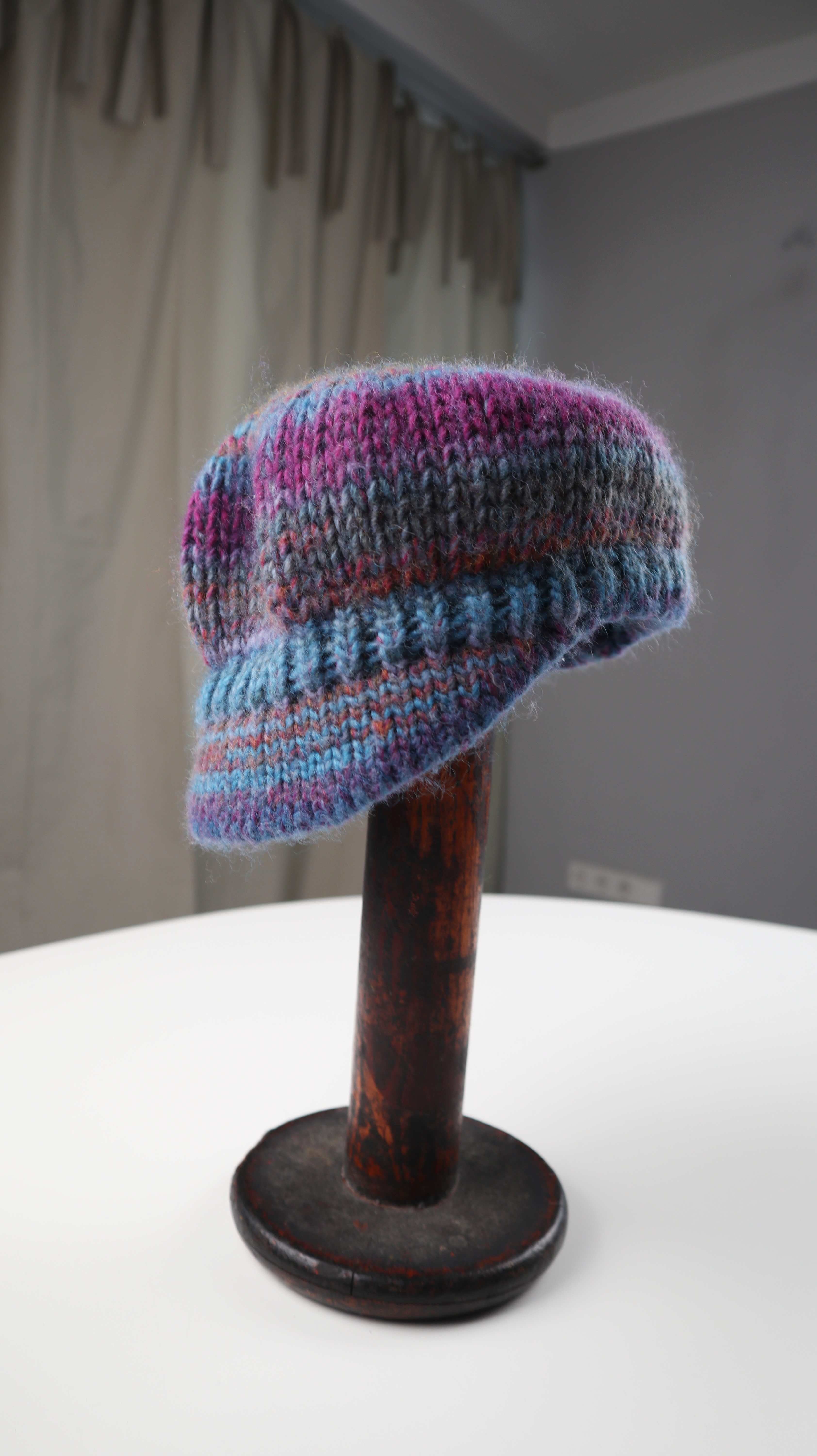 Strickmütze blau Wolle gestrickt pink Schirmmütze