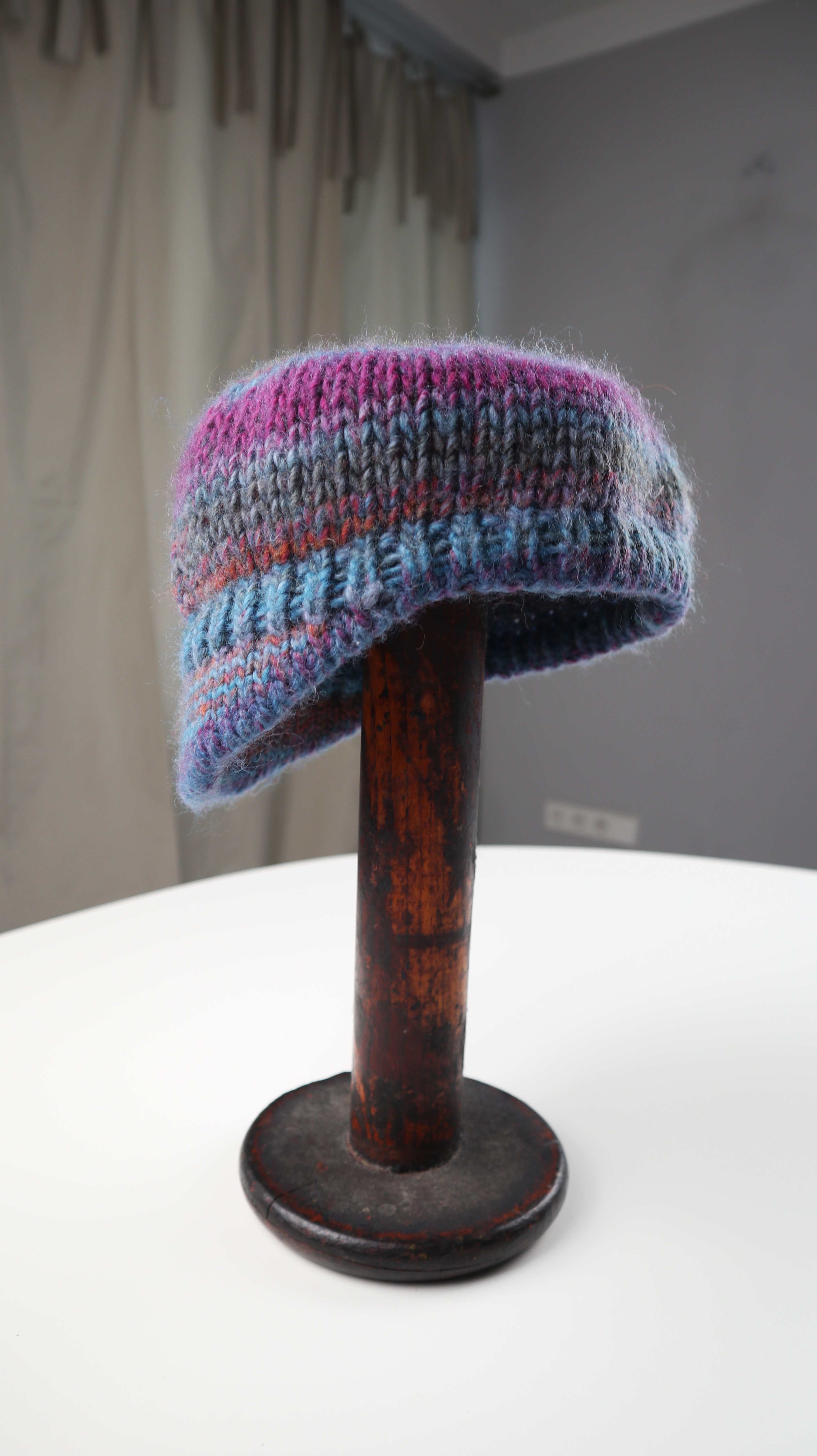 Strickmütze blau Wolle gestrickt pink Schirmmütze