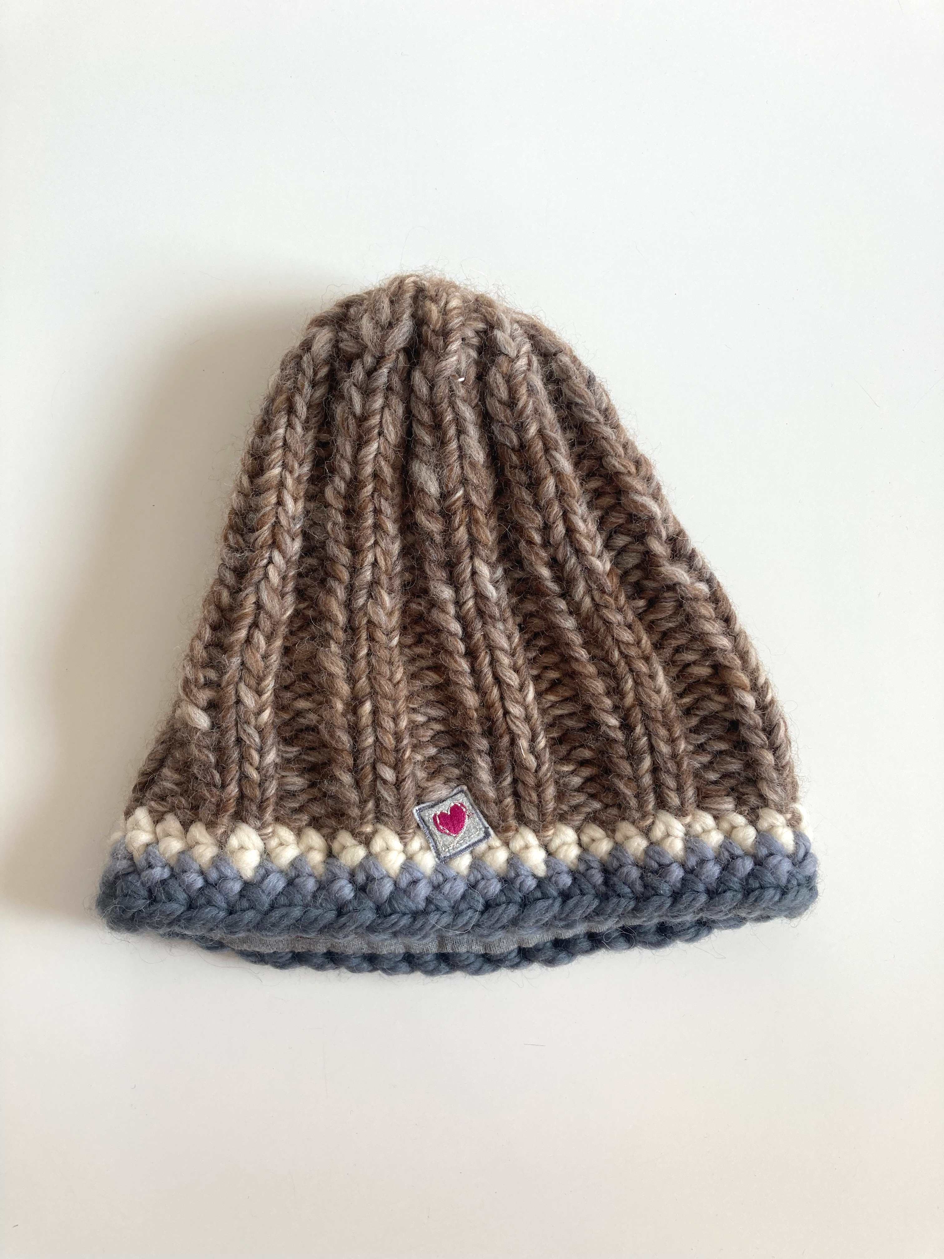 Frauenschuh Mütze gestrickt braun grau Strickmütze Beanie