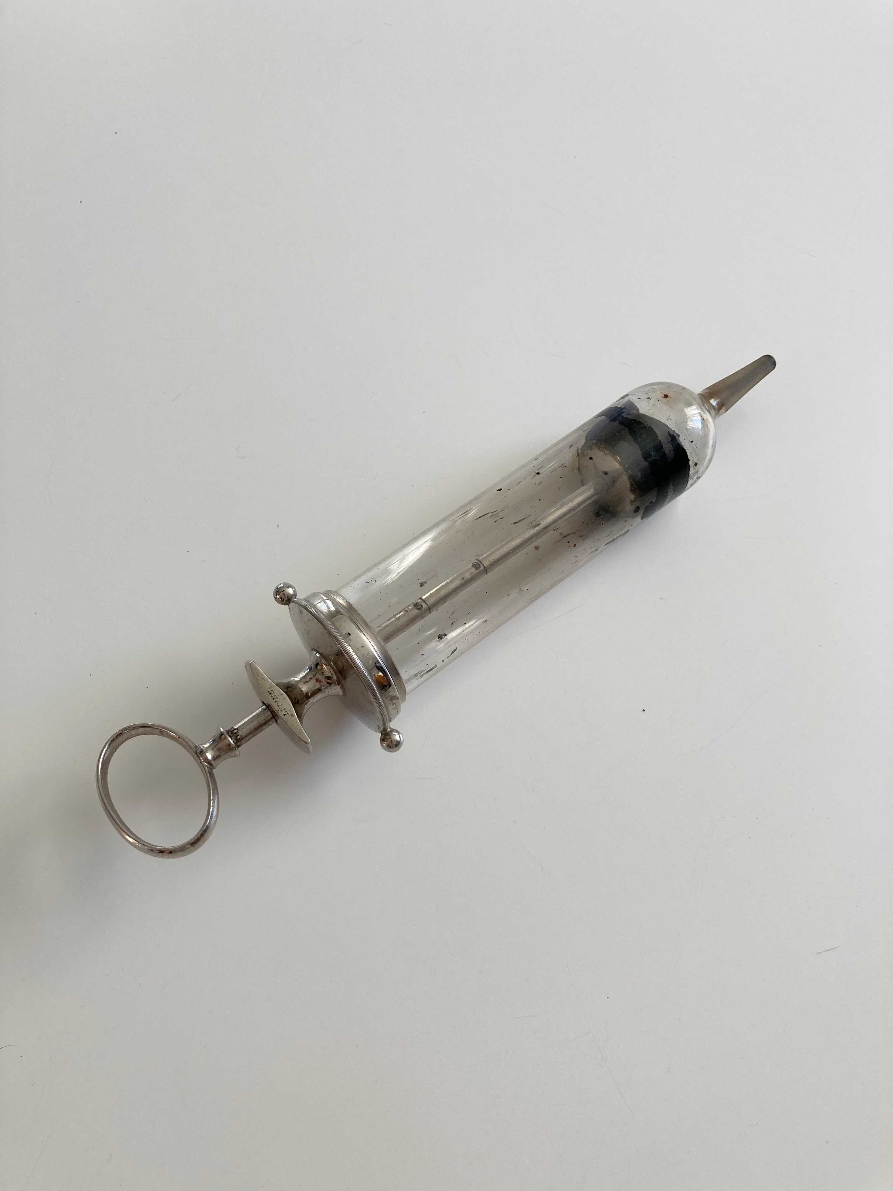 Alte medizinische Spritze Glasspritze 1920er Dekorationsspritze