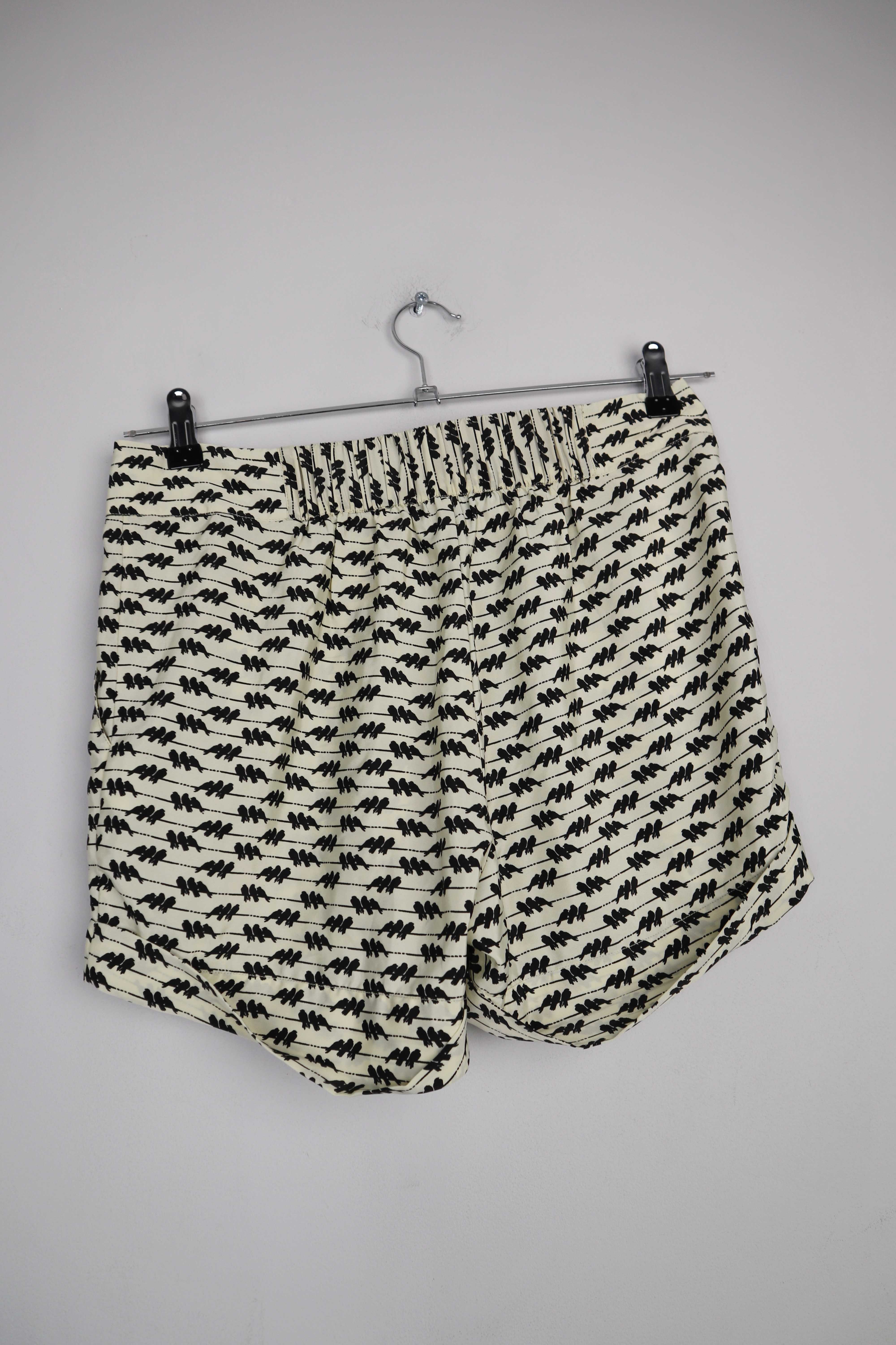 Asos Shorts schwarz weiß 38 M kurze Hose Vögel beige Muster
