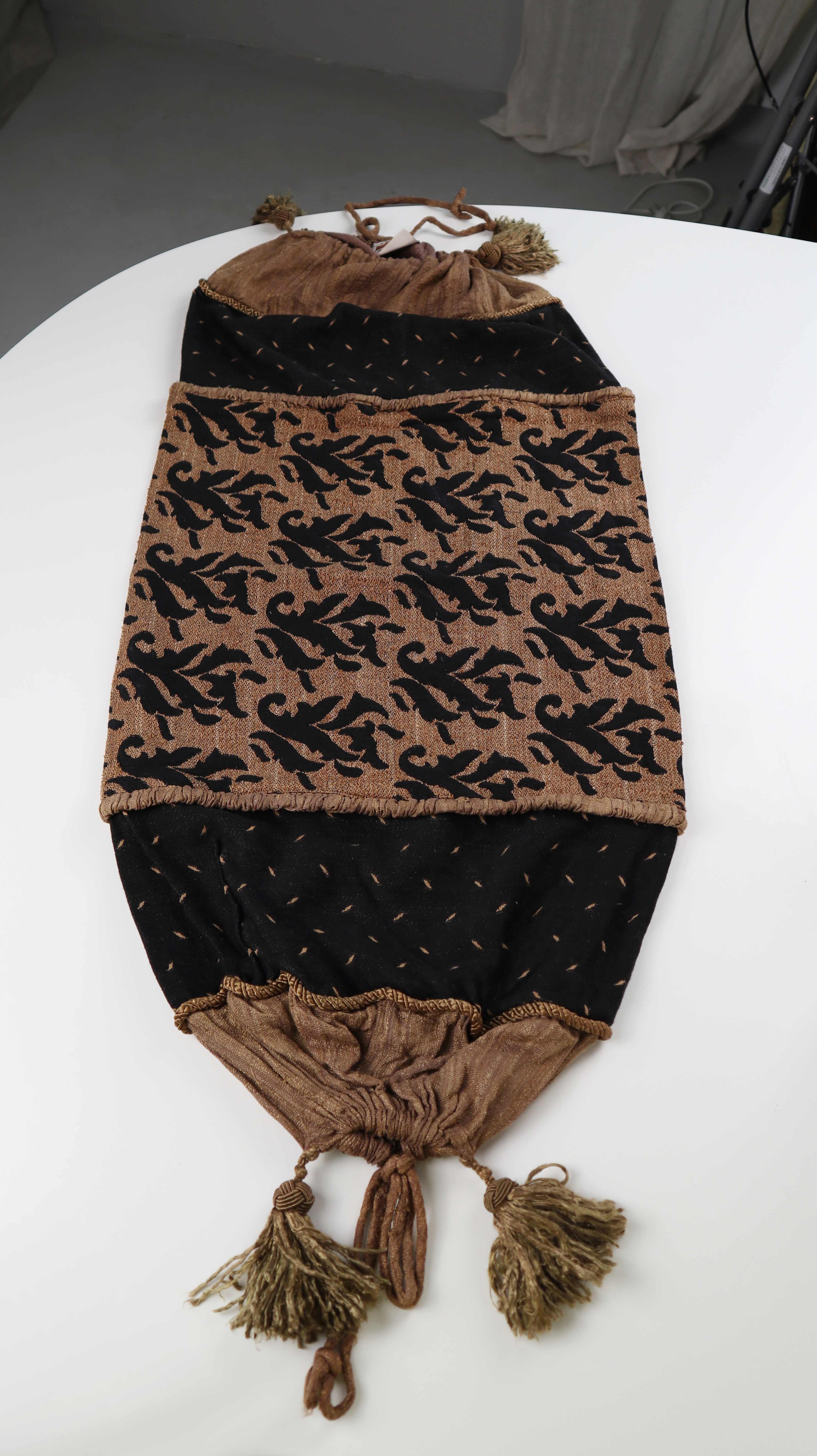 Bandhini Kissen lang Rund Runde Schlauchkissen braun schwarz Seide Leinen