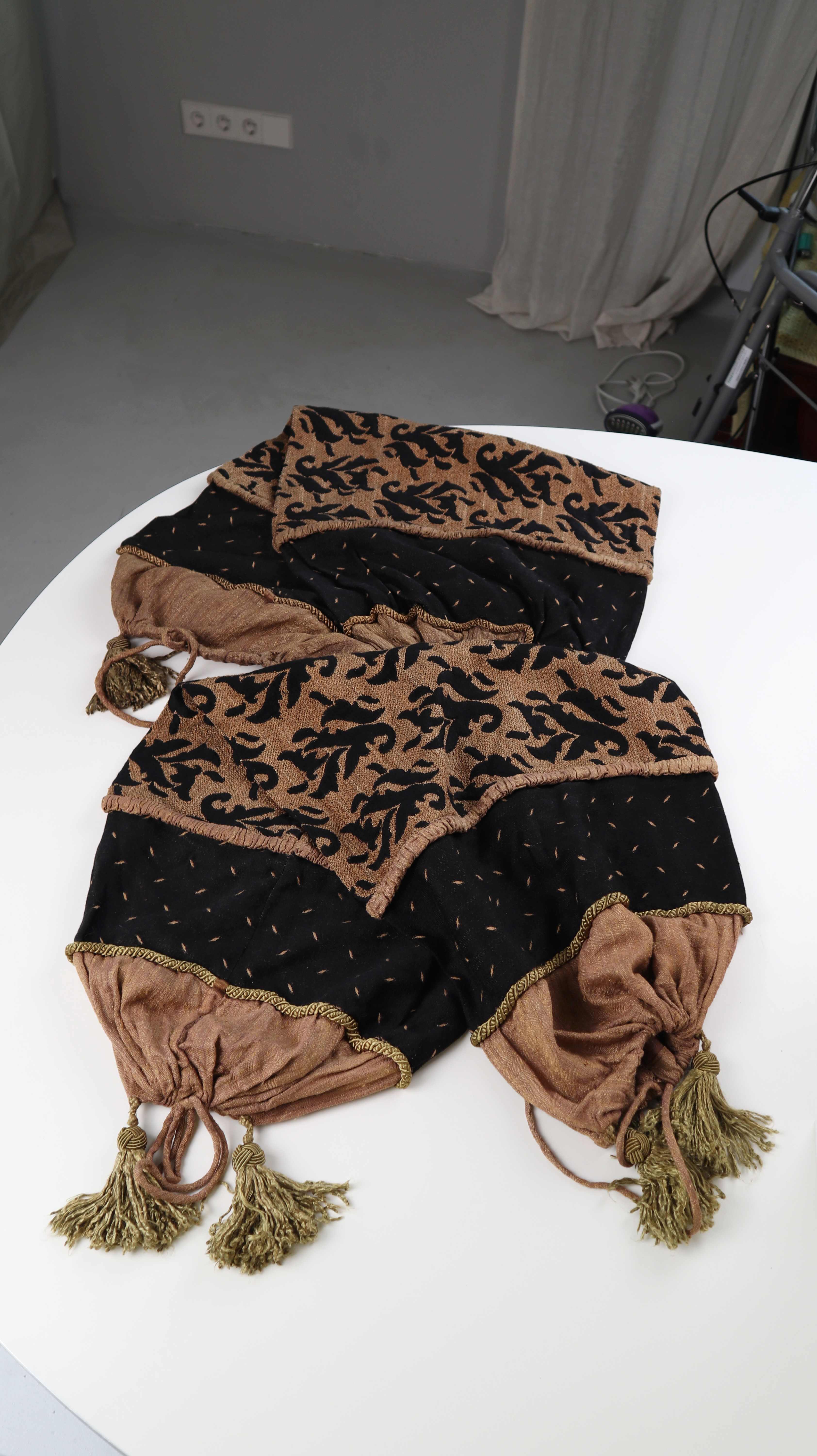 Bandhini Kissen lang Rund Runde Schlauchkissen braun schwarz Seide Leinen