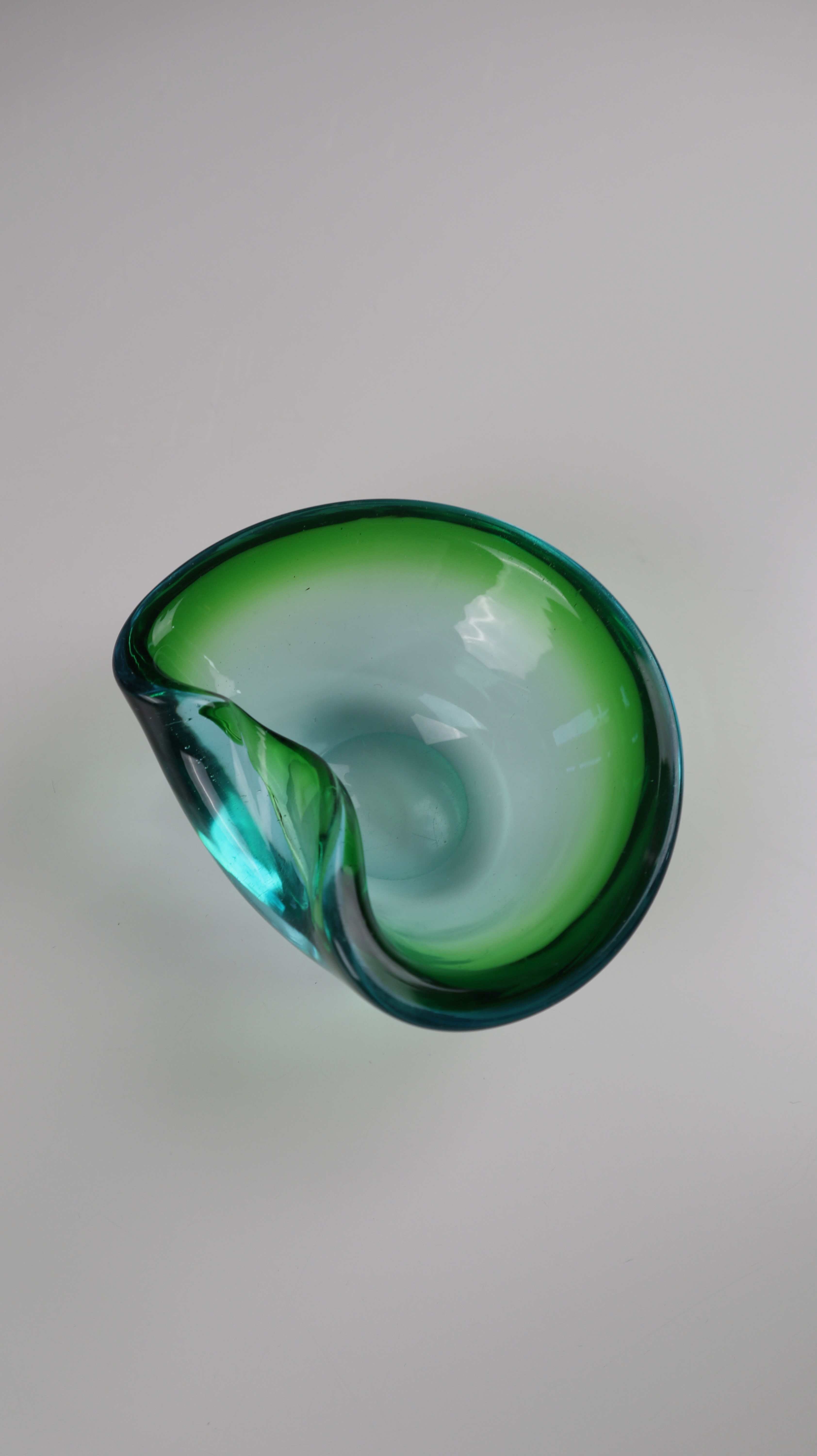 Grüner mid century Aschenbecher Muranoglas grün blau Handgeblasen