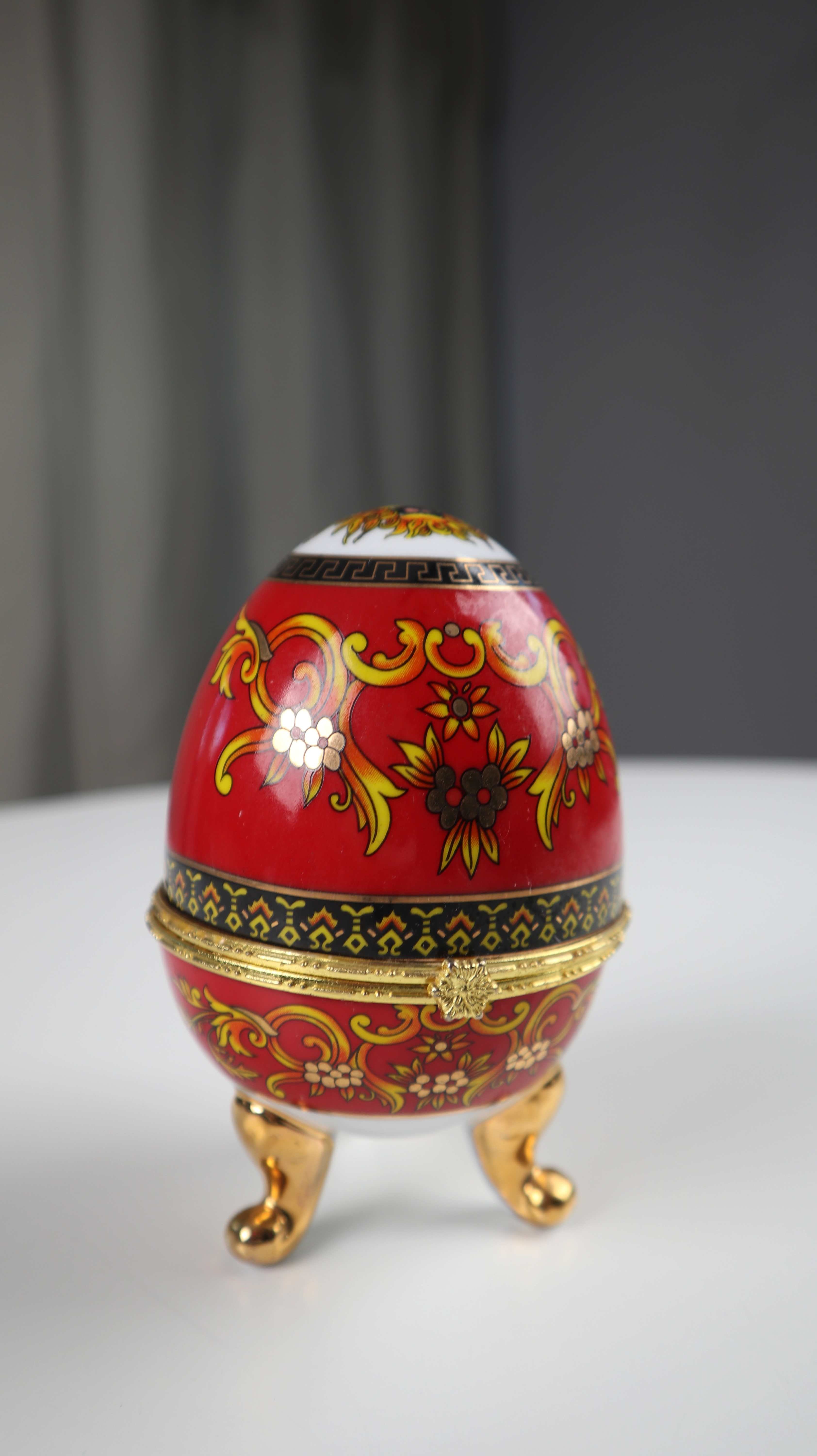 Dose Schmuckdose Eierform rot Gold Porzallanei Fabergé-Stil drei Füße