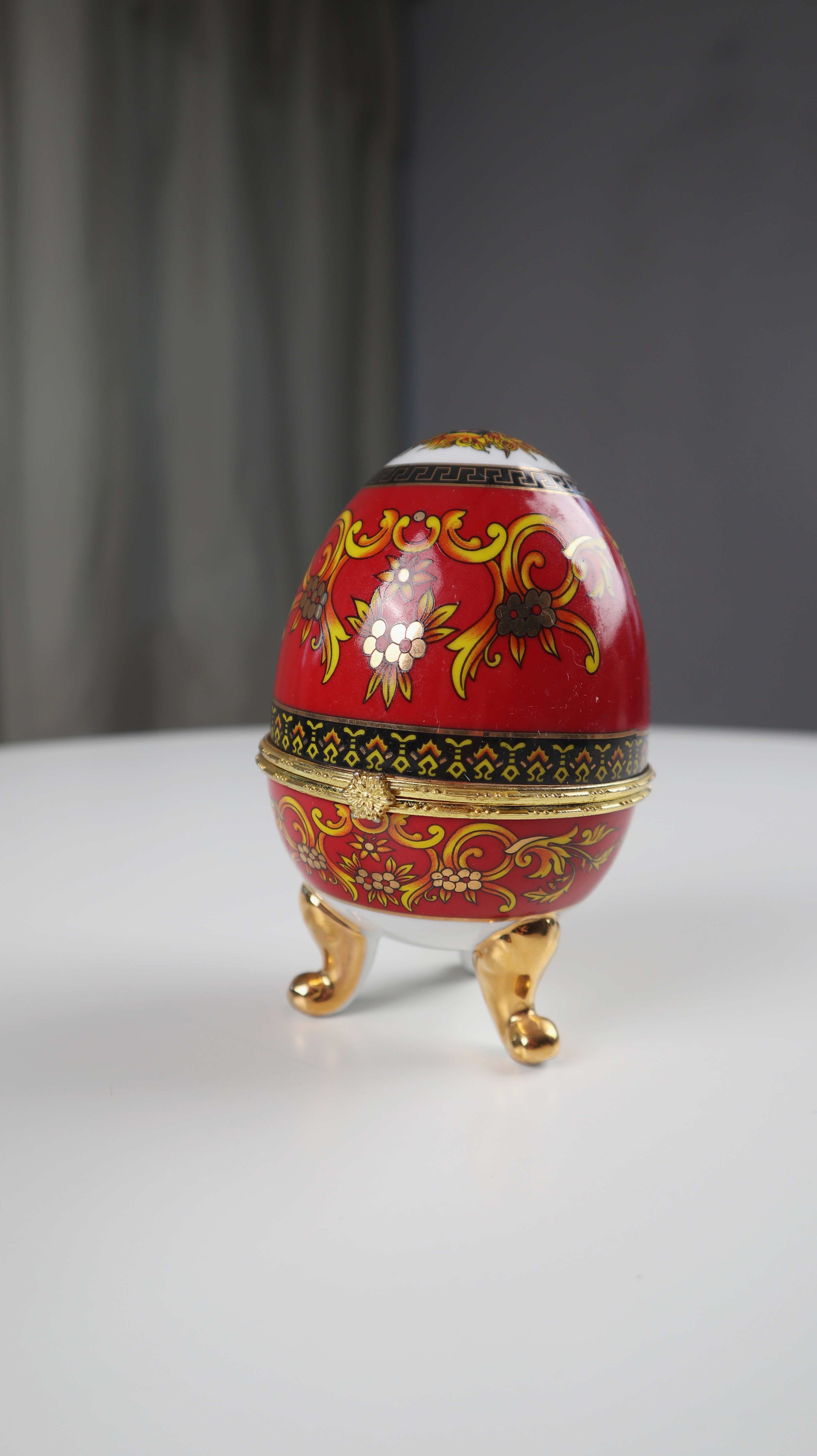 Dose Schmuckdose Eierform rot Gold Porzallanei Fabergé-Stil drei Füße