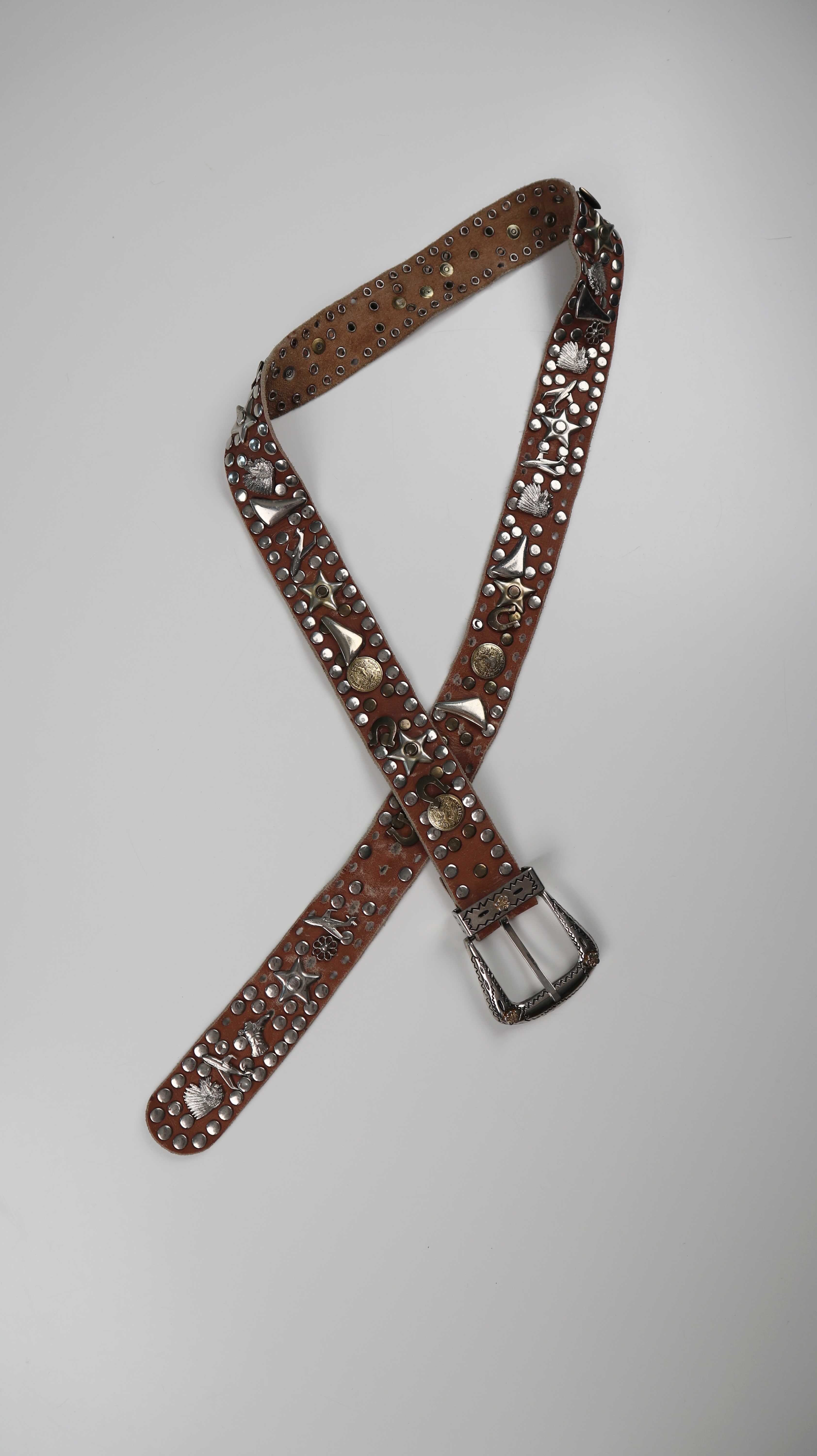 True Vintage Gürtel Ledergürtel Nieten Cowboygürtel hellbraun Embleme