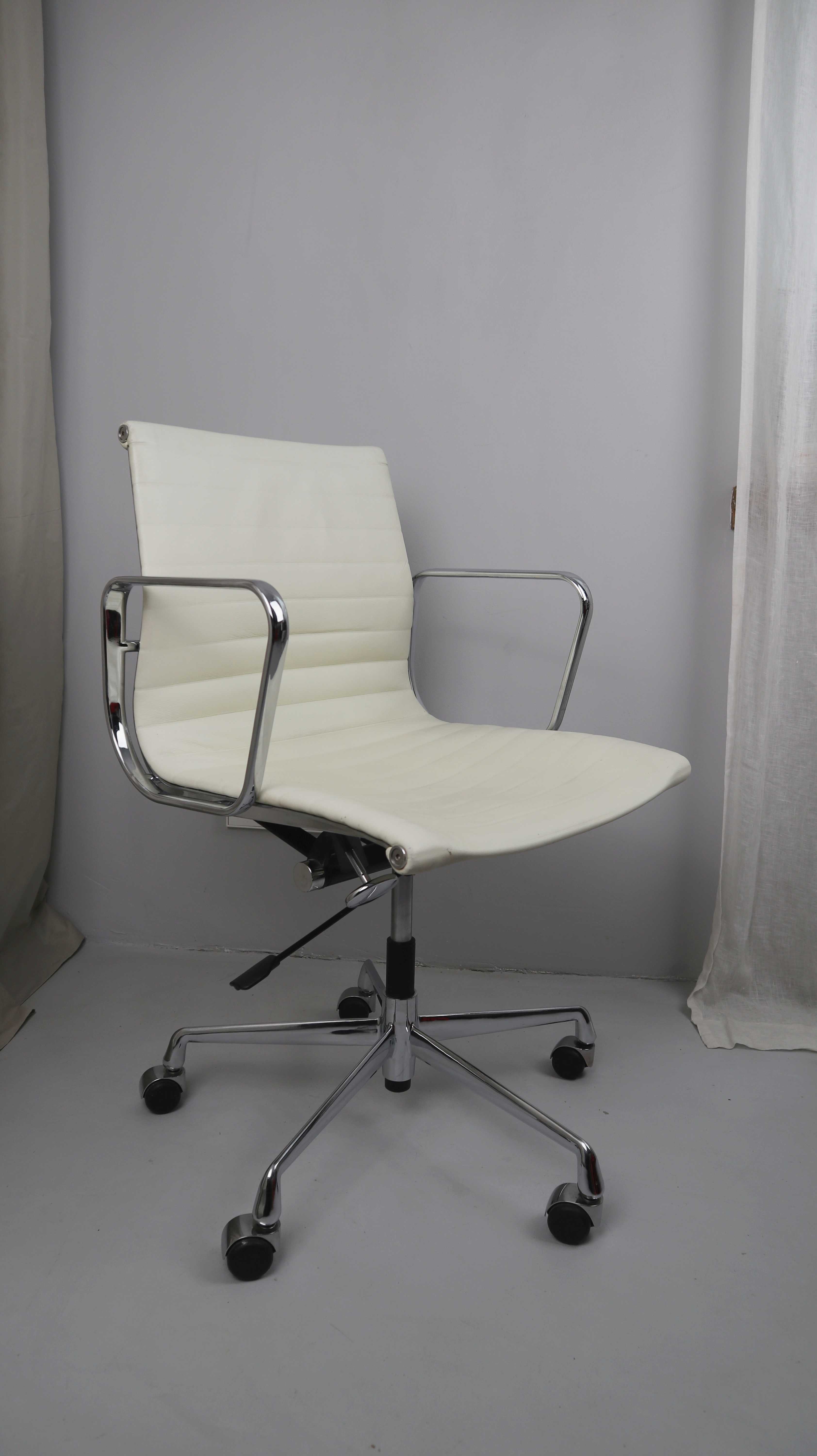 Design Bürostuhl Leder weiß Drehstuhl Aluminium Rollen Creme