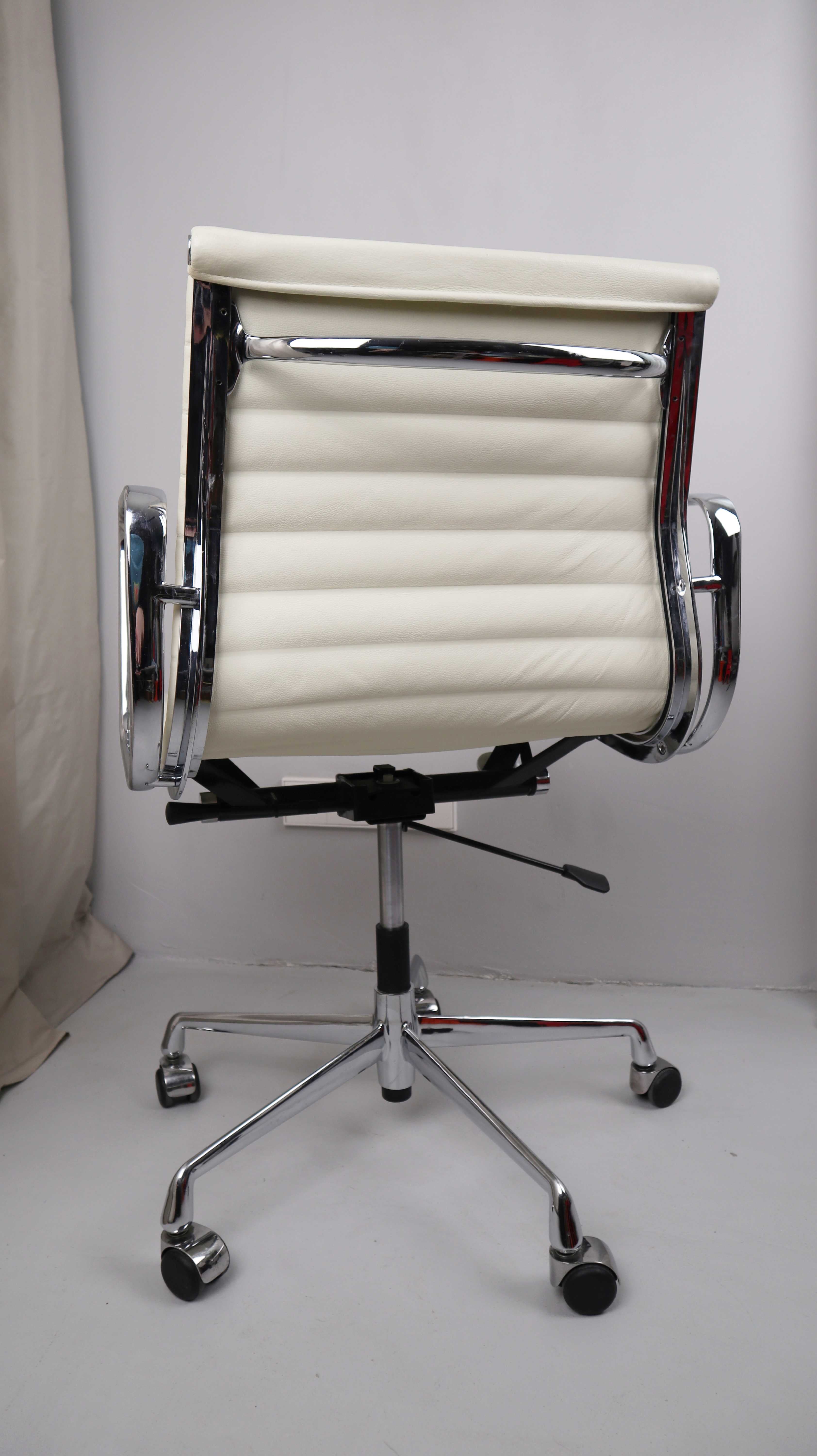 Design Bürostuhl Leder weiß Drehstuhl Aluminium Rollen Creme