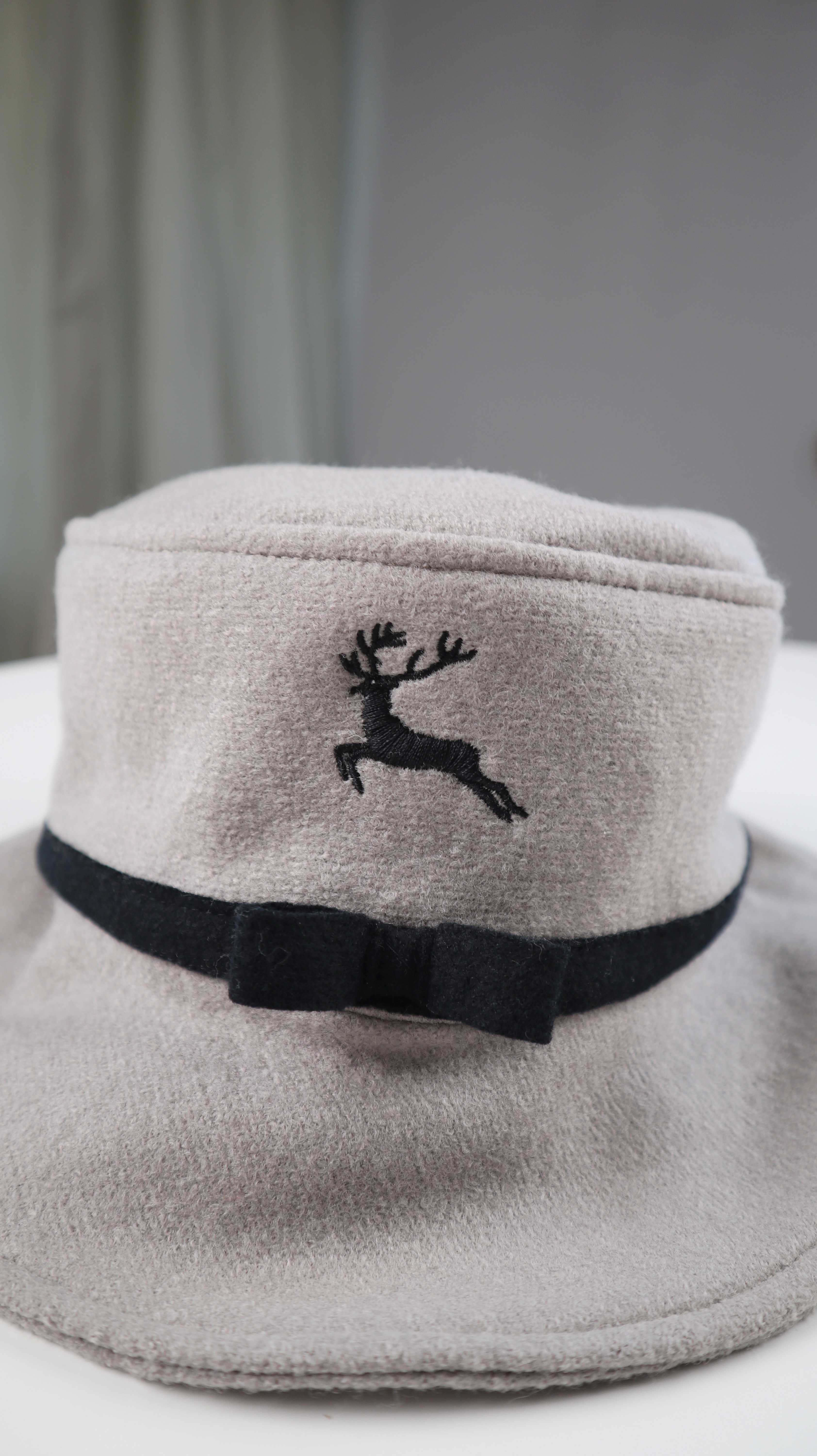 Angie Miller Hut Mütze Wolle Grau rund Hirsch bestickt