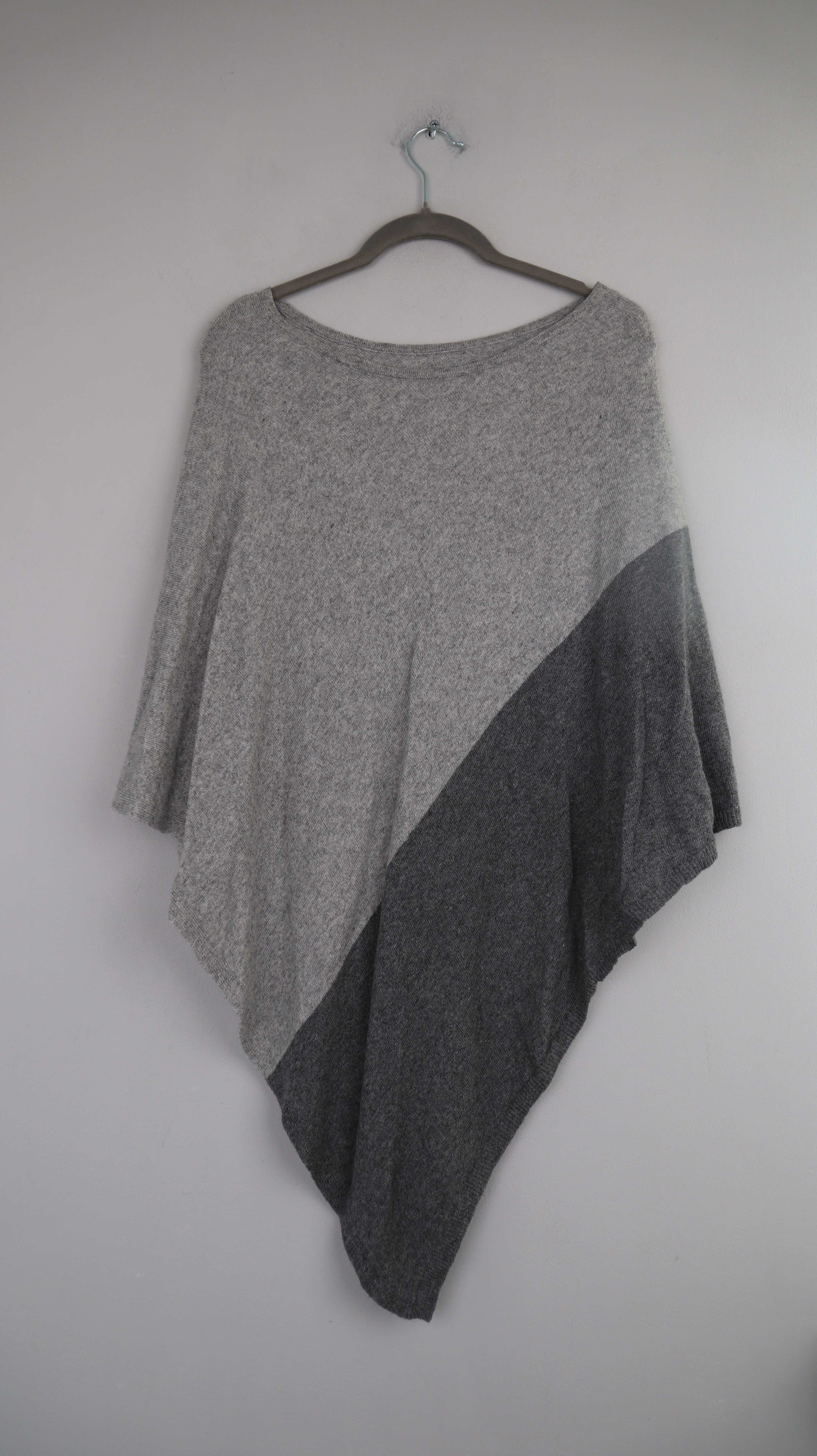 Poncho Cape grau Hellgrau dunjelgrau Cashmere Made in italy Wolle