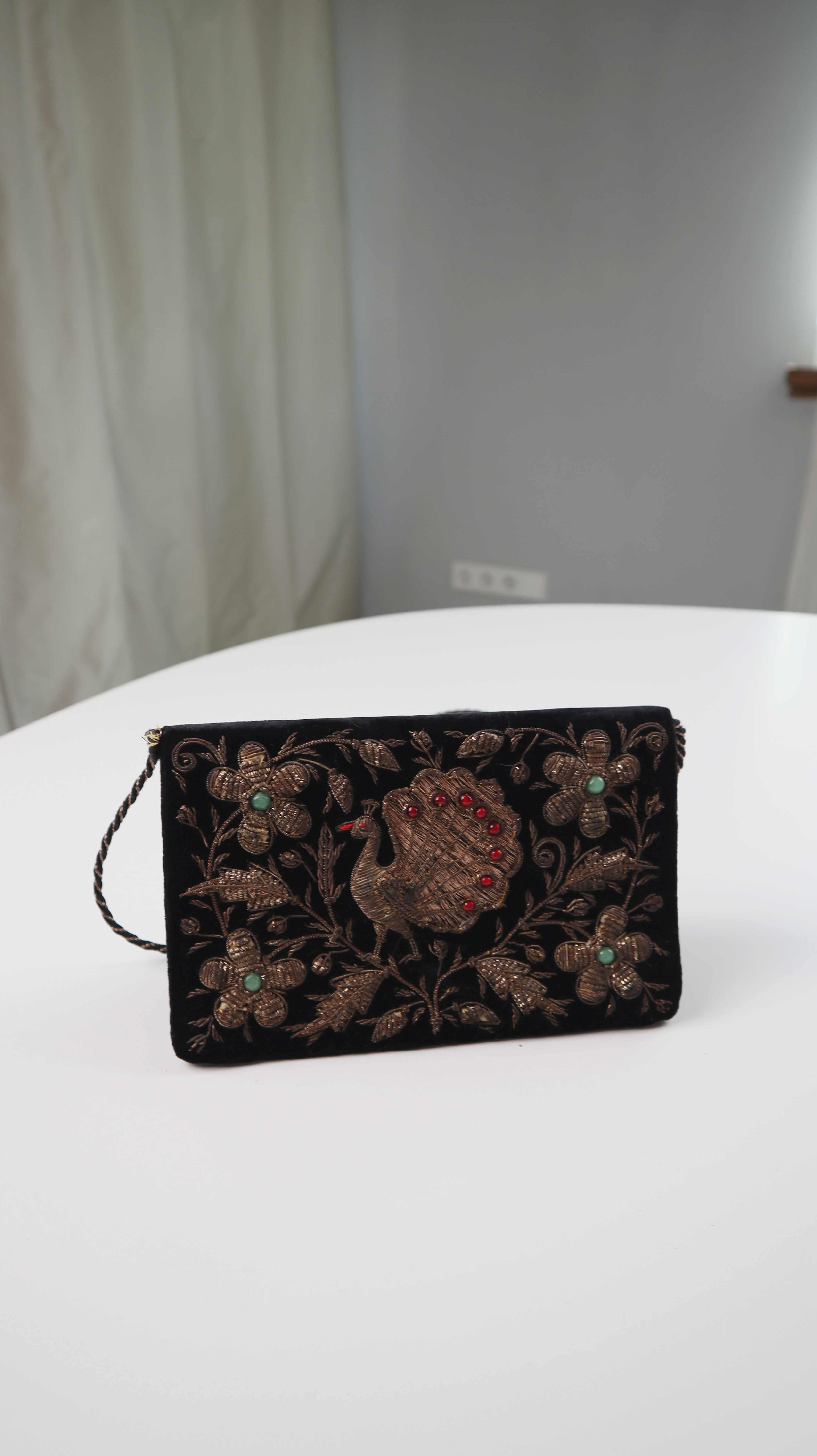 True Vintage Tasche Handtasche Jugenstil bestickt Gold schwarz Samt Samttasche