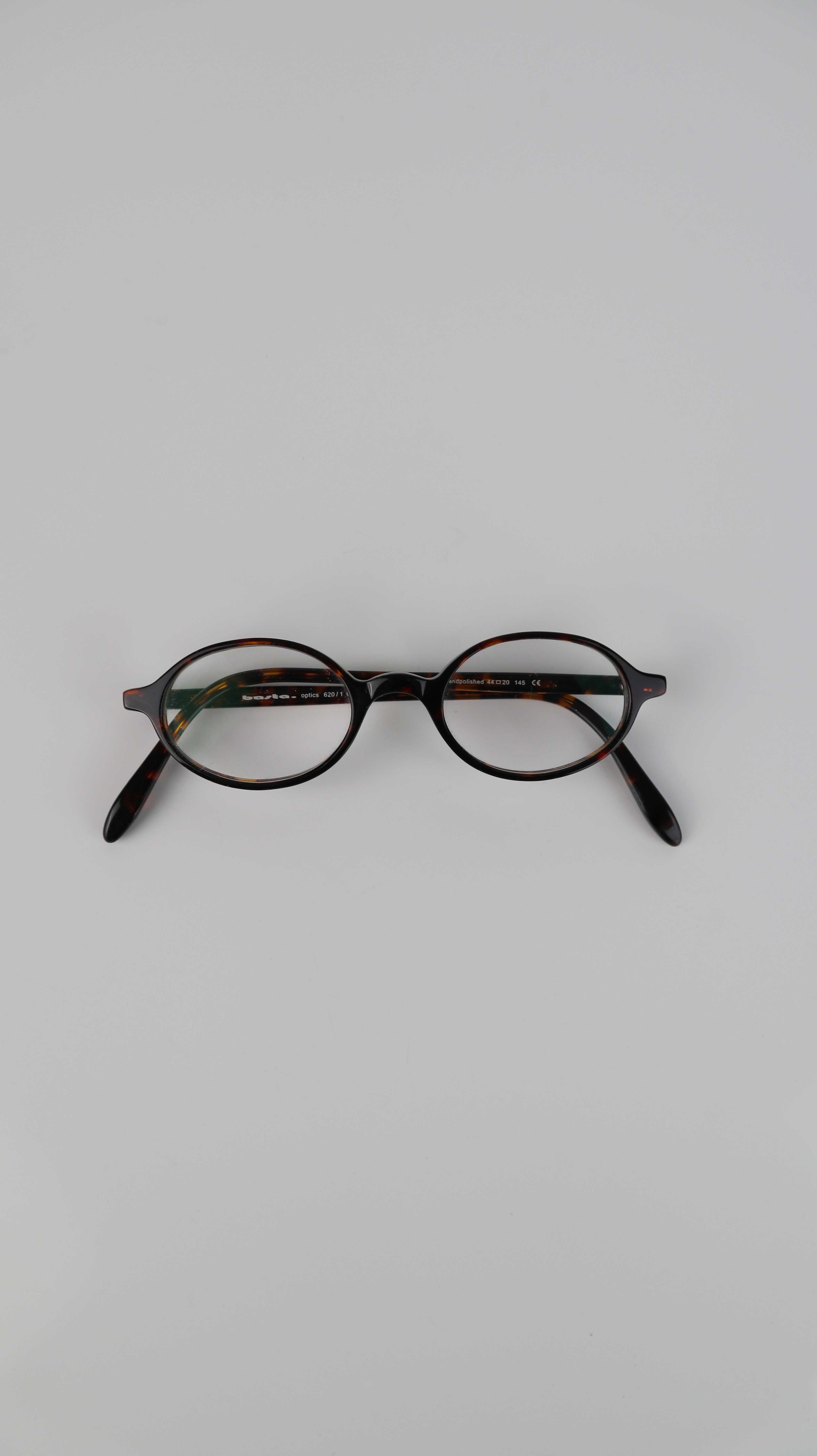 Basta Optics Brille Brillengestell braun rund Hailey Bieber